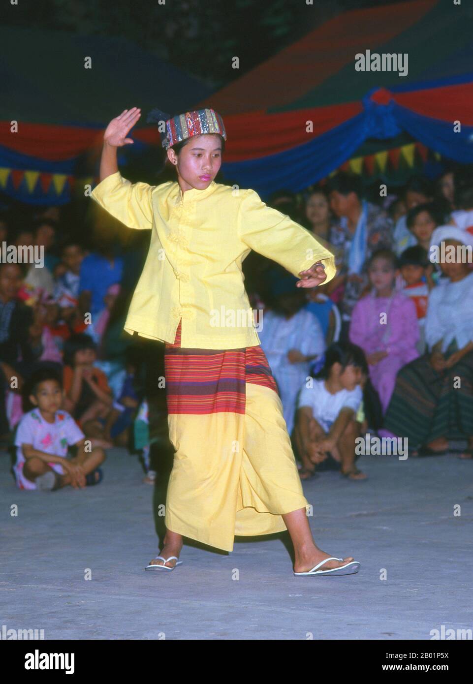 Thaïlande : une fille Shan (Tai Yai) danse à la veille du festival Poy sang long, Wat Pa Pao (temple Shan), Chiang Mai, nord de la Thaïlande. Wat Pa Pao est un temple bouddhiste Shan (Tai Yai) qui sert de centre à la communauté Shan de Chiang Mai. Il a été construit à la fin du 19e siècle. Une fois par an, Wat Pa Pao accueille les luk kaeo, ou « fils de cristal » - de jeunes garçons Shan sur le point d'être ordonnés dans le monkhood bouddhiste. Beaucoup de ces novices se rendent à Chiang Mai depuis les communautés Shan environnantes de Mae Cham, Mae Rim, Chiang Dao et Fang. Cette cérémonie Shan annuelle est appelée Poy sang long. Banque D'Images
