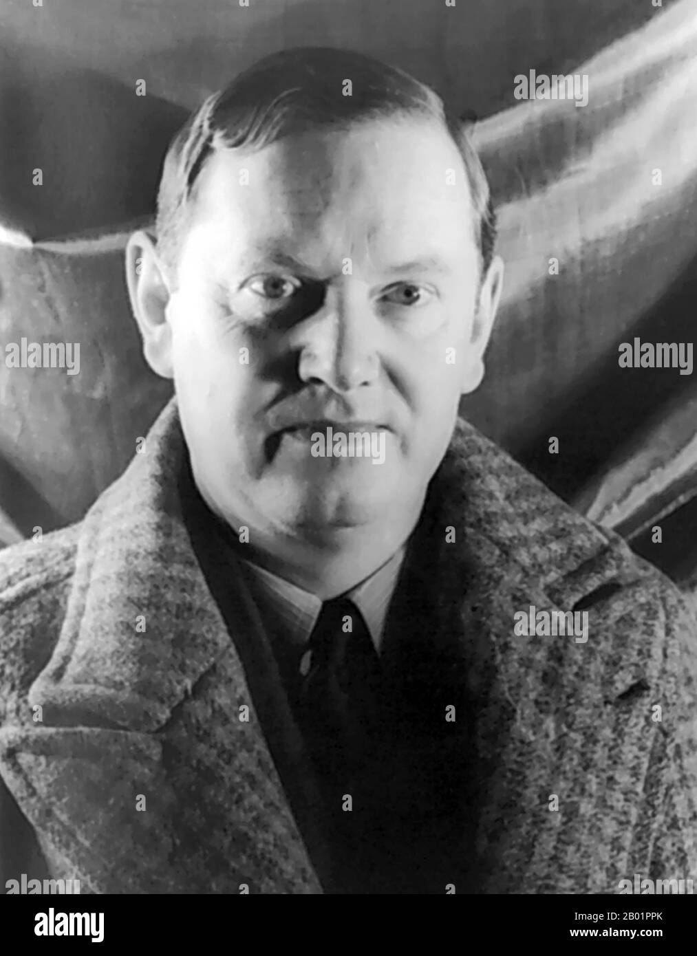 Royaume-Uni : Evelyn Waugh (28 octobre 1903 - 10 avril 1966). Portrait de Carl Van Vechten (1880-1964), 15 décembre 1940. Arthur Evelyn St. John Waugh, était un écrivain anglais de romans, de livres de voyage et de biographies. Il est également un journaliste et critique prolifique. Ses œuvres les plus connues comprennent ses premières satires Decline and Fall (1928) et A Handhand of Dust (1934), son roman Brideshead Revisited (1945) et sa trilogie de romans de la Seconde Guerre mondiale collectivement connus sous le nom d'épée d'honneur (1952-1961). Waugh est largement reconnu comme l'un des grands stylistes en prose du 20e siècle. Banque D'Images