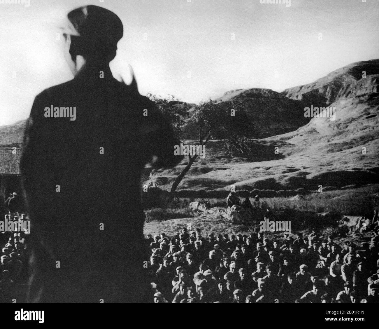 Chine : un cadre supérieur prononce un discours devant les combattants assemblés de l'Armée rouge pendant la longue marche, Shaanxi, 1936. La longue marche (pinyin : Chángzhēng) est une retraite militaire entreprise par l'Armée rouge du Parti communiste chinois, précurseur de l'Armée populaire de libération, pour échapper à la poursuite de l'armée du Kuomintang (KMT ou Parti nationaliste chinois). Il n'y a pas eu une longue marche, mais une série de marches, alors que diverses armées communistes du sud s'échappaient vers le nord et l'ouest. La plus connue est la marche de la province du Jiangxi qui a commencé en octobre 1934. Banque D'Images