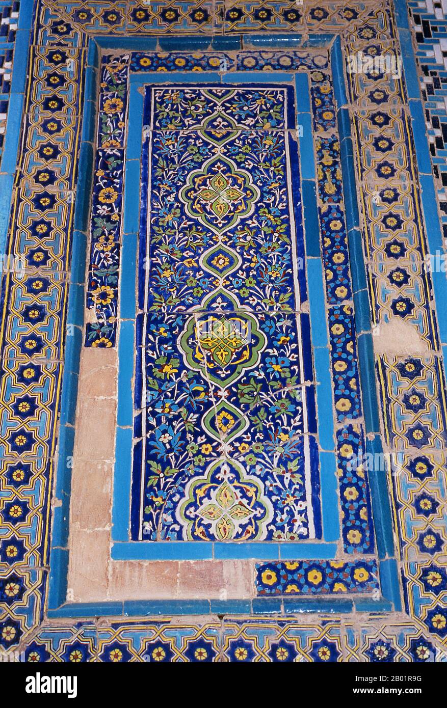 Ouzbékistan : mur arabesque détail à Shah-i-Zinda, Samarkand. Shah-i-Zinda (« le Roi vivant ») est une nécropole dans la partie nord-est de Samarkand. L'ensemble Shah-i-Zinda comprend des mausolées et d'autres édifices rituels des 9-14e et 19e siècles. Le nom Shah-i-Zinda est lié à la légende selon laquelle Kusam ibn Abbas, un cousin du prophète Mahomet, est enterré ici. On croit qu'il est venu à Samarkand avec l'invasion arabe au 7e siècle pour prêcher l'Islam. Les légendes populaires disent qu'il a été décapité par des adorateurs du feu zoroastriens pour sa foi. Banque D'Images