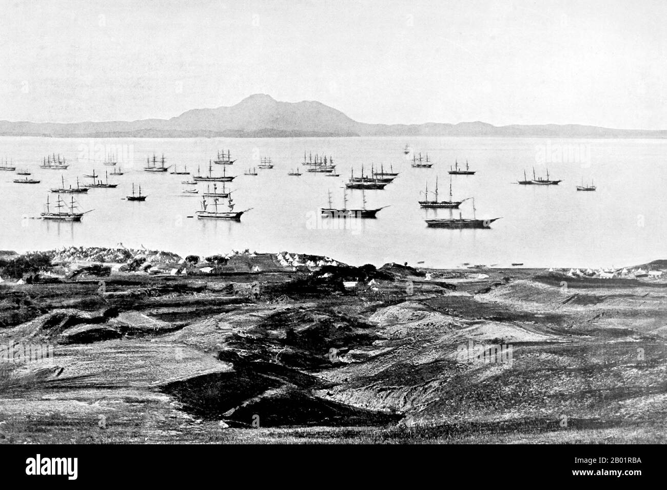 Chine/Royaume-Uni/France : éléments de la flotte anglo-française à Talien Whan Bay (Dalian Bay). Photo de Felice Beato (1832 - 29 janvier 1909), 21 juillet 1860. La deuxième guerre de l'opium, la deuxième guerre anglo-chinoise, la deuxième guerre de Chine, la guerre des flèches, ou l'expédition anglo-française en Chine, était une guerre opposant l'Empire britannique et le deuxième Empire français à la dynastie Qing de Chine, qui a duré de 1856 à 1860. Il en résulta une seconde défaite pour la dynastie Qing et conduisit à la légalisation forcée du commerce de l'opium. Des traités plus inégaux signifiaient plus de pertes territoriales pour la Chine. Banque D'Images