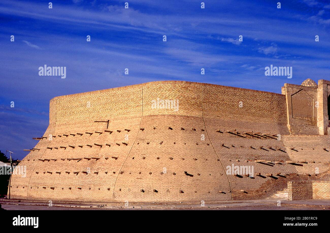 Ouzbékistan : murs extérieurs du Zindan (prison de la ville), Boukhara. Boukhara a été fondée en 500 BCE dans la région maintenant appelée l'Arche. Cependant, l'oasis de Boukhara avait été habitée bien avant. La ville a été l'un des principaux centres de la civilisation perse depuis ses débuts au 6e siècle avant notre ère. À partir du 6e siècle de notre ère, les locuteurs turciques se sont peu à peu installés. L'architecture et les sites archéologiques de Boukhara constituent l'un des piliers de l'histoire et de l'art de l'Asie centrale La région de Boukhara a longtemps fait partie de l'Empire perse. Banque D'Images