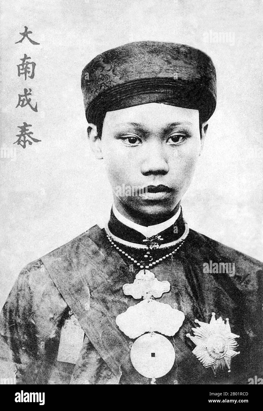 Vietnam : Roi Thanh Thai (14 mars 1879 - 24 mars 1954), empereur Nguyen du Vietnam. Carte postale de Pierre Dieulefils (21 janvier 1862 - 19 novembre 1937), c. 1900s. L'empereur Thành Thái de la dynastie vietnamienne Nguyễn est né prince Nguyễn Phúc Bửu Lân, fils de l'empereur Duc Duc. Il règne pendant 18 ans, de 1889 à 1907. Il était l'un des trois empereurs patriotiques de l'histoire vietnamienne, aux côtés de Ham Nghi et Duy Tan (son fils), pour leurs actions et leurs opinions contre la domination coloniale française au Vietnam. Banque D'Images