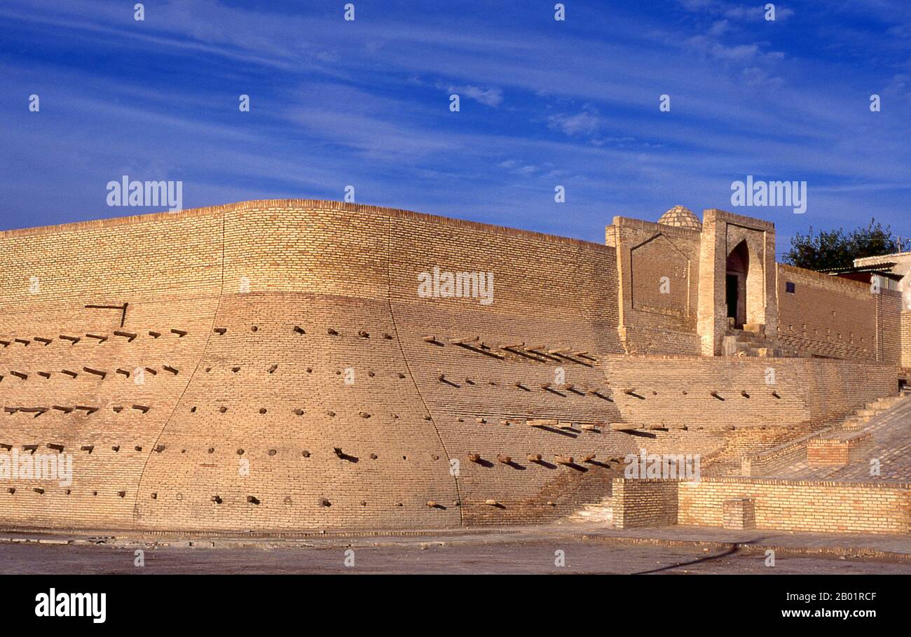 Ouzbékistan : murs extérieurs du Zindan (prison de la ville), Boukhara. Boukhara a été fondée en 500 BCE dans la région maintenant appelée l'Arche. Cependant, l'oasis de Boukhara avait été habitée bien avant. La ville a été l'un des principaux centres de la civilisation perse depuis ses débuts au 6e siècle avant notre ère. À partir du 6e siècle de notre ère, les locuteurs turciques se sont peu à peu installés. L'architecture et les sites archéologiques de Boukhara constituent l'un des piliers de l'histoire et de l'art de l'Asie centrale La région de Boukhara a longtemps fait partie de l'Empire perse. Banque D'Images