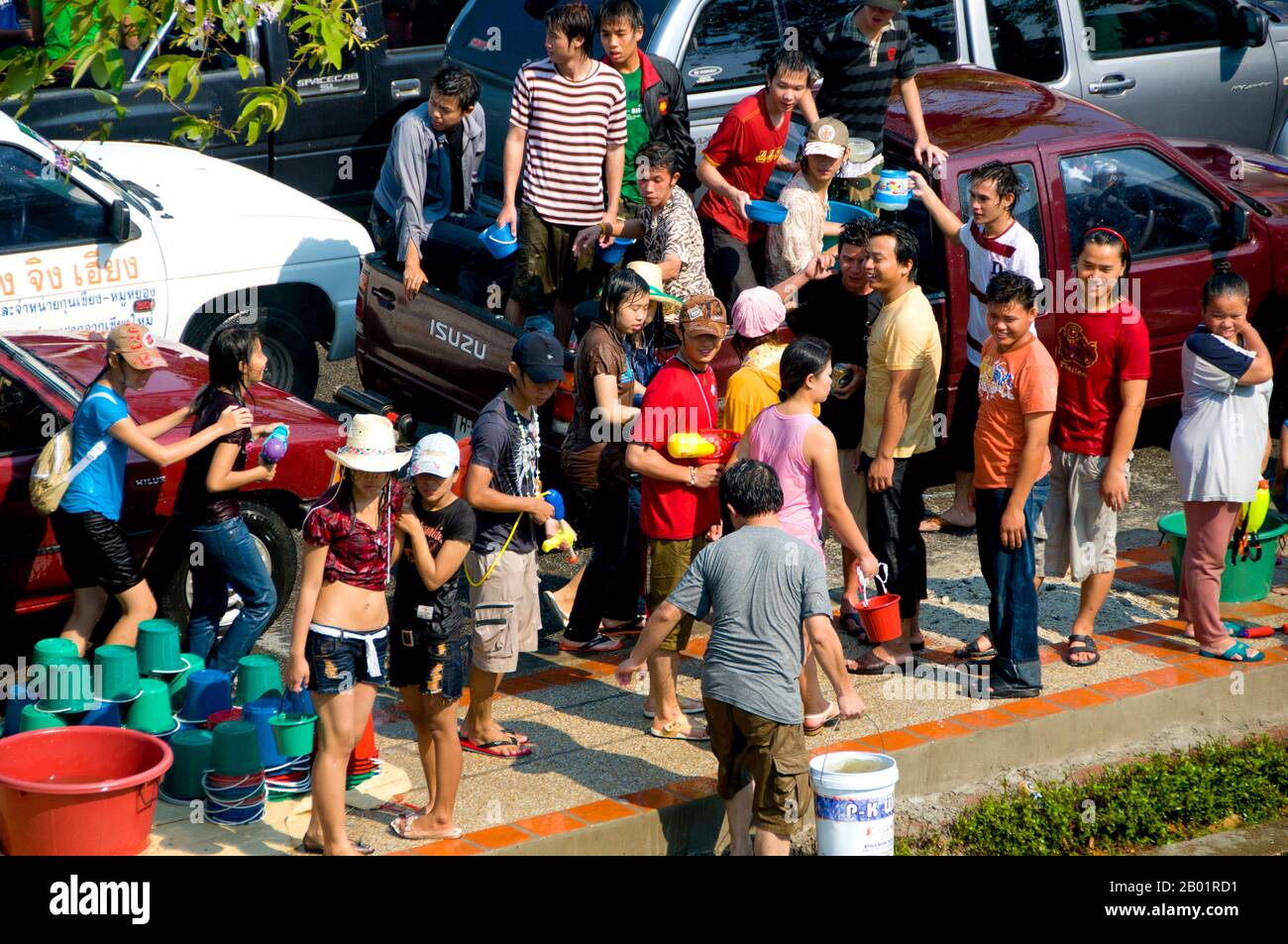 Thaïlande : les douves animées de la vieille ville au Festival thaïlandais du nouvel an Songkran (eau), Chiang Mai. Songkran est le nouvel an thaïlandais traditionnel et est célébré du 13 au 15 avril. Cette fête annuelle de l'eau, connue en thaï sous le nom de « songkran » et en birman sous le nom de « thingyan », marque le début de la saison des pluies et est célébrée en Birmanie, au Laos, en Thaïlande et dans d'autres pays d'Asie du Sud-est, généralement en avril. Chiang Mai (qui signifie « nouvelle ville »), parfois écrit « Chiengmai » ou « Chiangmai », est la ville la plus grande et la plus importante culturellement dans le nord de la Thaïlande. Banque D'Images