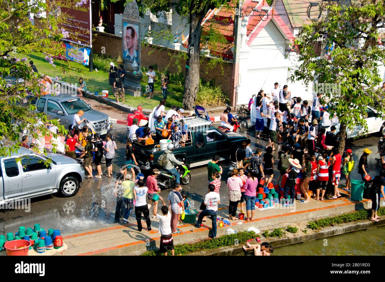 Thaïlande : les douves animées de la vieille ville au Festival thaïlandais du nouvel an Songkran (eau), Chiang Mai. Songkran est le nouvel an thaïlandais traditionnel et est célébré du 13 au 15 avril. Cette fête annuelle de l'eau, connue en thaï sous le nom de « songkran » et en birman sous le nom de « thingyan », marque le début de la saison des pluies et est célébrée en Birmanie, au Laos, en Thaïlande et dans d'autres pays d'Asie du Sud-est, généralement en avril. Chiang Mai (qui signifie « nouvelle ville »), parfois écrit « Chiengmai » ou « Chiangmai », est la ville la plus grande et la plus importante culturellement dans le nord de la Thaïlande. Banque D'Images