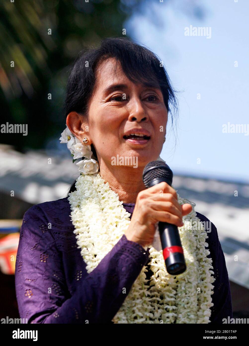 Birmanie/Myanmar : Aung San Suu Kyi, dirigeante de la Ligue nationale pour la démocratie, s'adressant à des partisans dans la municipalité de Hlaing Thar Yar, Yangon, le 17 novembre 2011. Photo de Htoo Tay ZAR (licence CC BY-sa 3,0). Aung San Suu Kyi (née le 19 juin 1945) est une diplomate, femme politique et auteure birmane qui a été conseillère d'État du Myanmar (poste équivalent à celui de Premier ministre) de 2016 jusqu'à ce qu'elle soit renversée et emprisonnée par la junte militaire en 2021. Elle était la plus jeune fille d'Aung San, père de la nation du Myanmar moderne, et dirigeait le parti Ligue nationale pour la démocratie (LND). Banque D'Images