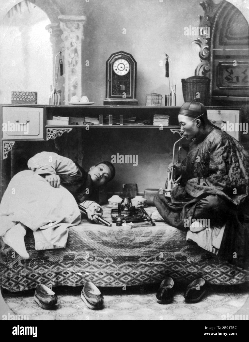 Chine : fumeurs d'opium dans un studio de Shanghai, vers 1865. Le pavot à opium, Papaver somniferum, est l'espèce de plante dont sont extraits l'opium et les graines de pavot. L'opium est la source de nombreux opiacés, dont la morphine, la thébaïne, la codéine, la papavérine et la noscapine. Le nom botanique latin signifie le « pavot qui apporte le sommeil », se référant aux propriétés sédatives de certains de ces opiacés. Banque D'Images