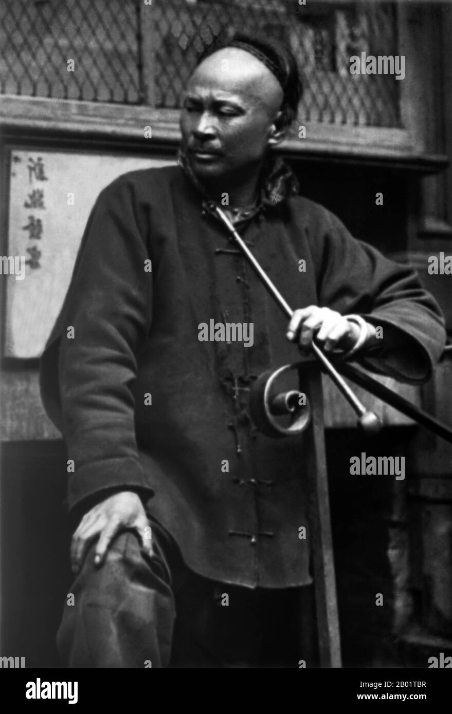 États-Unis : 'The Shoemaker'. San Francisco Chinatown. Photo d'Arnold Genthe (1869-1942), v. 1900. Le quartier chinois de San Francisco a été le point d'entrée des premiers immigrants chinois hoisanais et Zhongshanais de la province du Guangdong dans le sud de la Chine des années 1850 aux années 1900 La région était la seule région géographique détenue par le gouvernement de la ville et les propriétaires privés qui permettaient aux Chinois d'hériter et d'habiter des logements dans la ville. La majorité de ces commerçants chinois, propriétaires de restaurants et travailleurs embauchés dans le quartier chinois de San Francisco étaient majoritairement des Hoisanais et des hommes. Banque D'Images