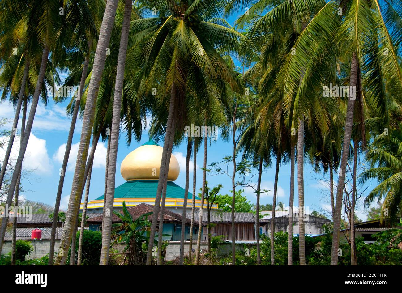 Thaïlande : mosquée locale, Saiburi, sud de la Thaïlande. Le petit centre de Saiburi est la capitale du district de Saiburi, situé à environ 94 km (60 miles) au sud-est de Pattani dans le sud de la Thaïlande. Il est également appelé Selindung Bayu ou «abri contre le vent» par la population locale de pêcheurs musulmans malais et est peut-être le port de pêche le plus important en dehors de Pattani elle-même dans la province de Pattani. Banque D'Images