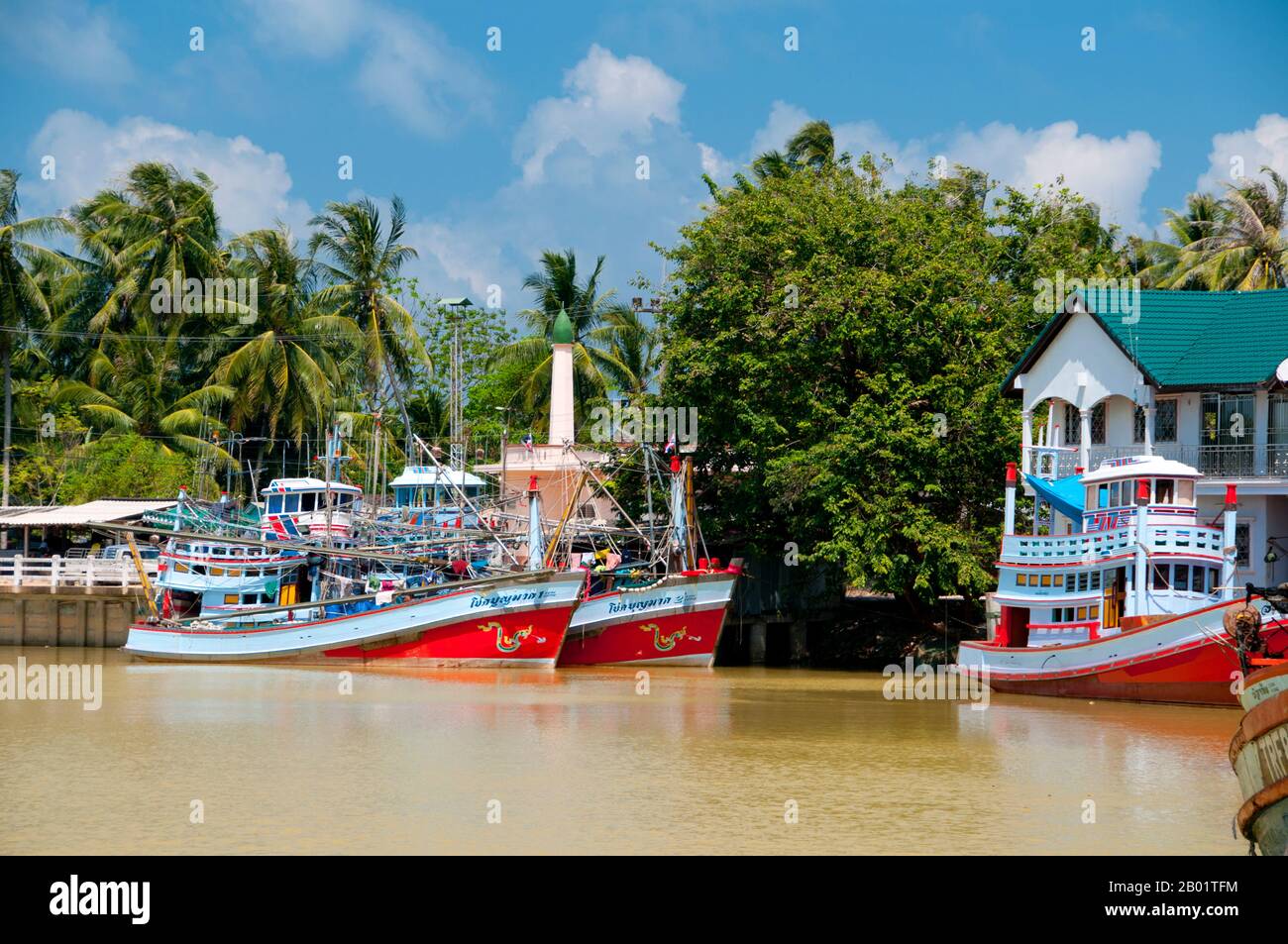 Thaïlande : grands bateaux de pêche, Saiburi, sud de la Thaïlande. Le petit centre de Saiburi est la capitale du district de Saiburi, situé à environ 94 km (60 miles) au sud-est de Pattani dans le sud de la Thaïlande. Il est également appelé Selindung Bayu ou «abri contre le vent» par la population locale de pêcheurs musulmans malais et est peut-être le port de pêche le plus important en dehors de Pattani elle-même dans la province de Pattani. Banque D'Images
