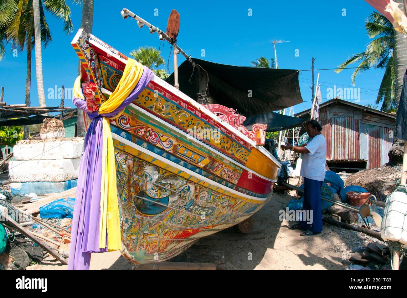 Thaïlande : bateaux de pêche Korlae, Saiburi, sud de la Thaïlande. Le long principalement de la côte est de la Thaïlande péninsulaire, de Ko Samui vers le sud, des bateaux de pêche colorés et peints ont été construits et décorés par des pêcheurs musulmans pendant des centaines d'années. Les meilleurs exemples de cette industrie en déclin proviennent des chantiers navals du district de Saiburi, province de Pattani. À l'origine, les voiliers, les korlae sont maintenant exploités avec des moteurs par des pêcheurs locaux. Parmi les personnages couramment représentés sur les dessins de coque superbement détaillés figurent le lion singha, l'oiseau à cornes gagasura, le serpent de mer payanak et le garuda b. Banque D'Images