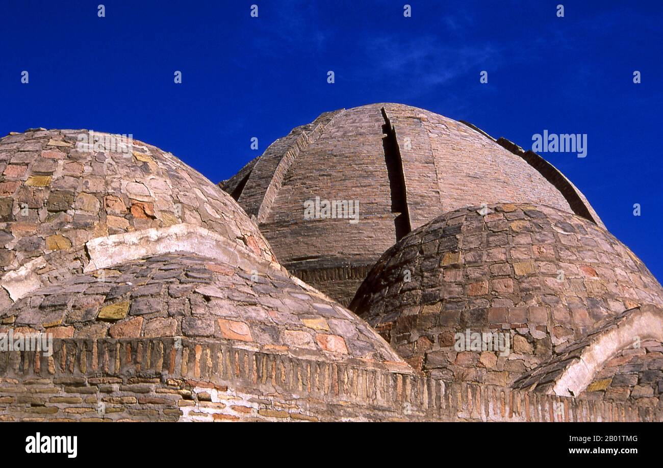 Ouzbékistan : dômes dans le Taqi Zargaron (marché des bijoutiers), Boukhara. Boukhara a été fondée en 500 av. J.-C. dans la région maintenant appelée l'Ark. Cependant, l'oasis de Boukhara avait été habitée bien avant. La ville a été l'un des principaux centres de la civilisation persane depuis ses débuts au vie siècle av. J.-C. À partir du 6ème siècle de notre ère, les locuteurs turcs se sont progressivement installés. L'architecture et les sites archéologiques de Boukhara forment l'un des piliers de l'histoire de l'Asie centrale et sont protégés La région de Boukhara a été pendant une longue période une partie de l'Empire perse. Banque D'Images