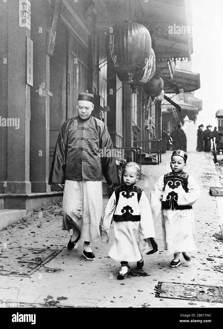 États-Unis : homme d'affaires chinois aisé avec ses deux fils, San Francisco Chinatown. Photo d'Arnold Genthe, v. 1900. Le quartier chinois de San Francisco a été le point d'entrée des premiers immigrants chinois hoisanais et Zhongshanais de la province du Guangdong dans le sud de la Chine des années 1850 aux années 1900 La région était la seule région géographique détenue par le gouvernement de la ville et les propriétaires privés qui permettaient aux Chinois d'hériter et d'habiter des logements dans la ville. La majorité de ces commerçants chinois, propriétaires de restaurants et travailleurs embauchés à San Francisco étaient principalement des Hoisanais et des hommes. Banque D'Images