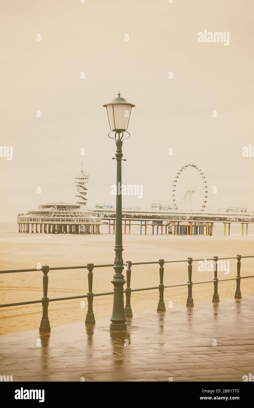 Image de style vintage de la plage néerlandaise avec une ancienne lanterne et des bâtiments à Scheveningen, aux Pays-Bas Banque D'Images