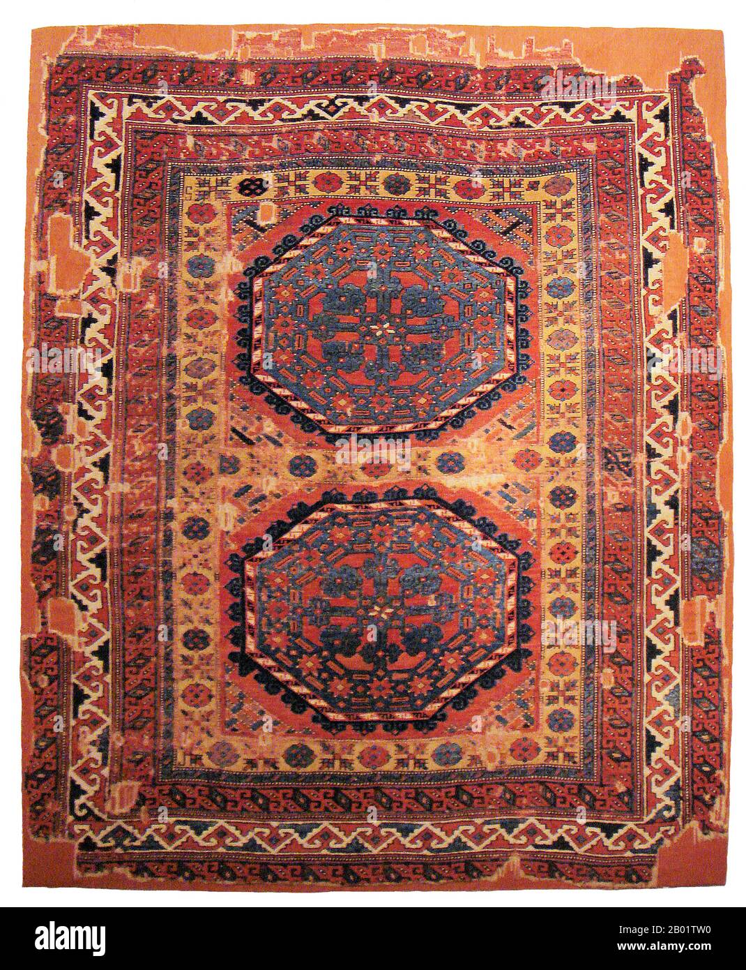 Turquie : tapis anatolien du XVIe siècle avec de grands médaillons en gul similaires à l'un des styles de tapis Holbein utilisés par le peintre allemand Hans Holbein le jeune dans beaucoup de ses peintures. Photo de World Imaging (CC BY-sa 3,0 License) les tapis orientaux de plus de deux siècles ont rarement survécu et sont rarement représentés dans l'art islamique puisque l'islam sunnite (et dans une moindre mesure chiite) évite l'art de représentation au profit précisément des symboles géométriques répétitifs et des arabesques trouvés, par exemple, dans les tapis orientaux. Banque D'Images