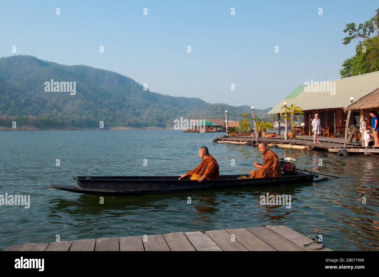 Thaïlande : des moines en début de matinée sur le lac du barrage de Mae Ngat, près de Chiang mai, dans le nord de la Thaïlande. Dans le bouddhisme Theravada, les moines et les nonnes font un almsround quotidien (ou pindacara) pour recueillir de la nourriture. Cela est souvent perçu comme donnant aux profanes la possibilité de faire du mérite. L'argent ne devrait pas être accepté par un moine bouddhiste ou une religieuse au lieu ou en plus de nourriture, bien que de nos jours, peu de moines et de nonnes respectent cette règle (l'exception étant les moines et les nonnes de la tradition de la forêt thaïlandaise et d'autres traditions Theravada qui se concentrent sur le vinaya et la pratique de la méditation). Banque D'Images