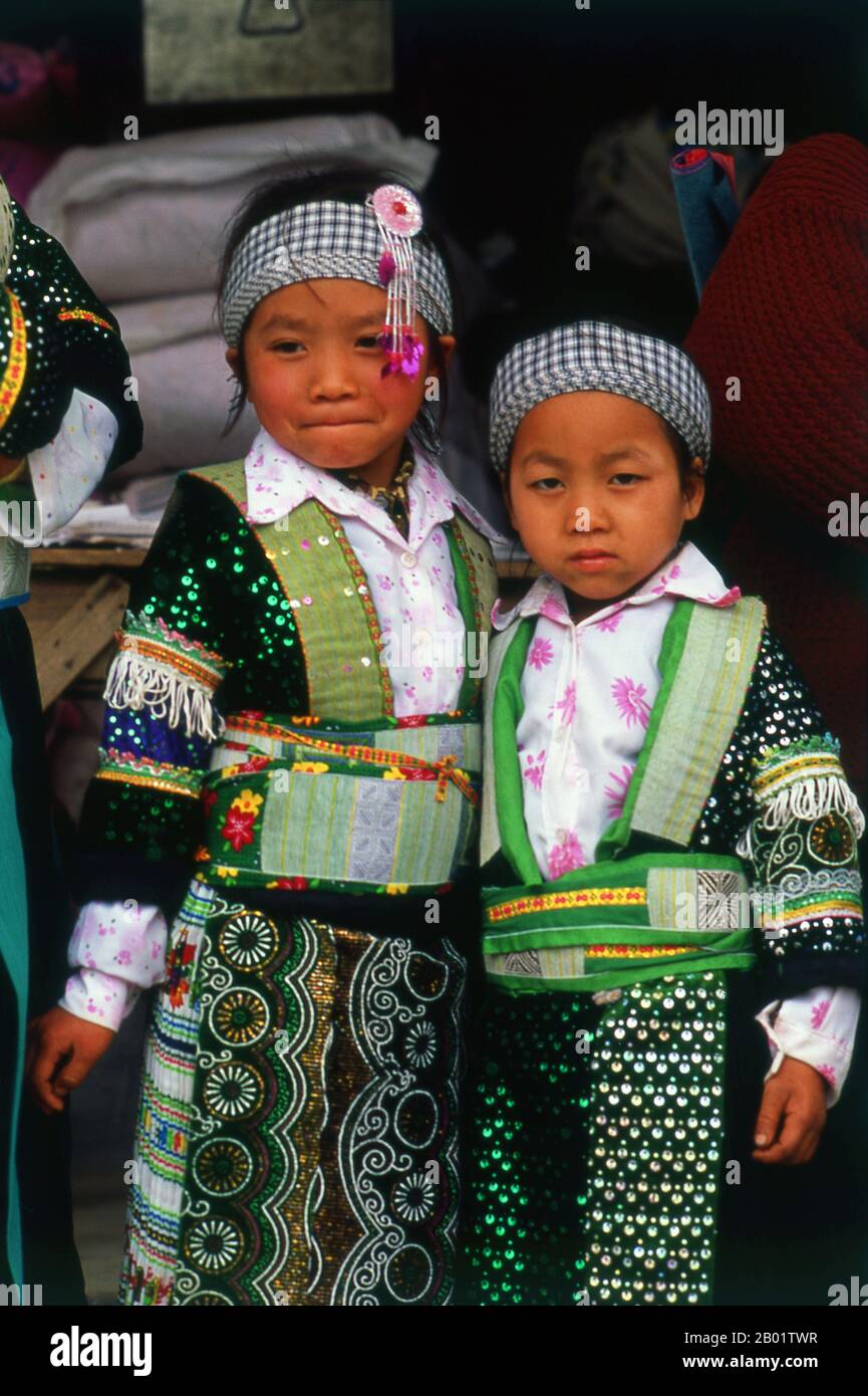 Vietnam : les enfants de la minorité Nung dans leurs meilleurs costumes dans un marché près de Cao Bang. Les Nùng sont une minorité ethnique au Vietnam. En Chine, les Nùng, avec les Tày, sont classés comme peuple Zhuang. La population du Nùng est estimée à plus de 700 000 habitants. Ils sont situés principalement dans les provinces de bac Giang, bac Kan, Cao Bang, Lang son, Thai Nguyen, et Tuyen Quang. Les Nùng subviennent à leurs besoins grâce à l'agriculture, comme l'agriculture sur les collines en terrasses, l'entretien des rizières et la culture des produits des vergers. Ils produisent du riz, du maïs, des mandarines, des kaki et de l'anis. Banque D'Images