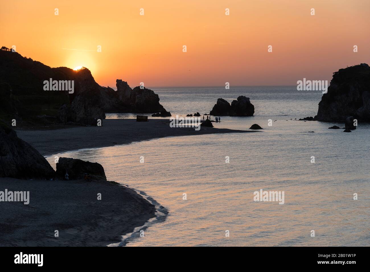 Plage à Imrenli avec des îles rocheuses dans la mer Noire pendant le coucher du soleil avec lumière dorée et deux personnes sur le rocher. Banque D'Images