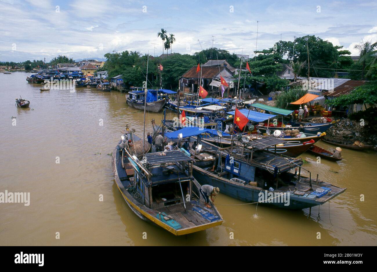 Vietnam : bateaux de pêche sur la rivière Thu bon, Hoi an. La petite ville historique de Hoi an est située sur la rivière Thu bon à 30 km (18 miles) au sud de Danang. À l'époque des seigneurs Nguyen (1558 - 1777) et même sous les premiers empereurs Nguyen, Hoi an - alors connu sous le nom de Faifo - était un port important, visité régulièrement par les navires d'Europe et de tout l'est. À la fin du XIXe siècle, l'envasement de la rivière Thu bon et le développement de Danang à proximité se sont combinés pour faire de Hoi an un remous. Cette obscurité a sauvé la ville des combats sérieux pendant les guerres d'Indochine. Banque D'Images