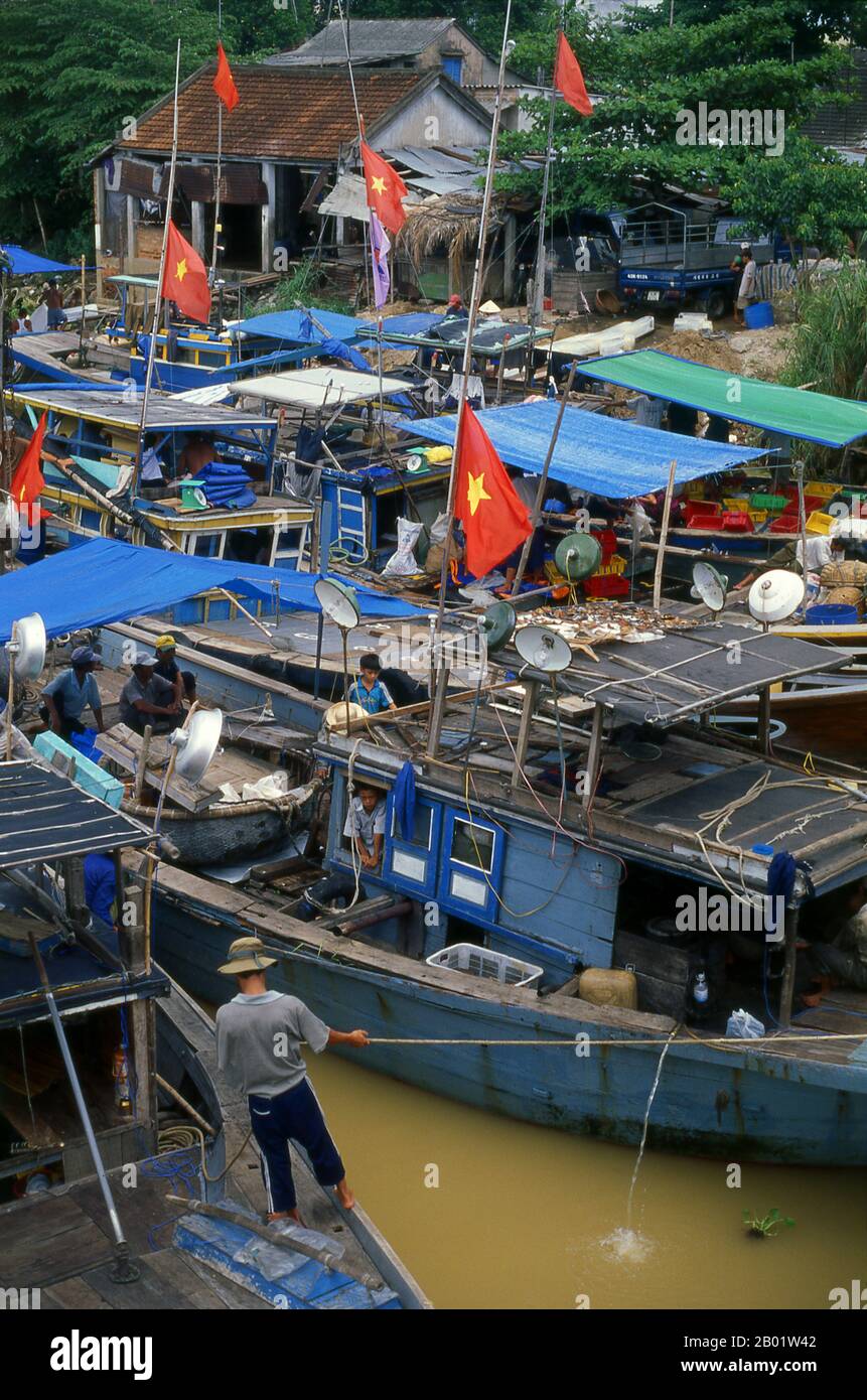 Vietnam : bateaux de pêche sur la rivière Thu bon, Hoi an. La petite ville historique de Hoi an est située sur la rivière Thu bon à 30 km (18 miles) au sud de Danang. À l'époque des seigneurs Nguyen (1558 - 1777) et même sous les premiers empereurs Nguyen, Hoi an - alors connu sous le nom de Faifo - était un port important, visité régulièrement par les navires d'Europe et de tout l'est. À la fin du XIXe siècle, l'envasement de la rivière Thu bon et le développement de Danang à proximité se sont combinés pour faire de Hoi an un remous. Cette obscurité a sauvé la ville des combats sérieux pendant les guerres d'Indochine. Banque D'Images