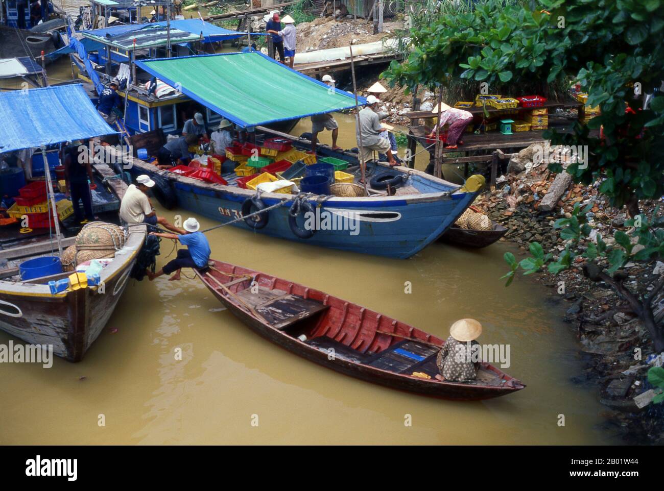 Vietnam : bateaux de pêche sur la rivière Thu bon, Hoi an. La petite ville historique de Hoi an est située sur la rivière Thu bon à 30 km (18 miles) au sud de Danang. À l'époque des seigneurs Nguyen (1558 - 1777) et même sous les premiers empereurs Nguyen, Hoi an - alors connu sous le nom de Faifo - était un port important, visité régulièrement par les navires d'Europe et de tout l'est. À la fin du XIXe siècle, l'envasement de la rivière Thu bon et le développement de Danang à proximité se sont combinés pour faire de Hoi an un remous. Cette obscurité a sauvé la ville des combats sérieux pendant les guerres d'Indochine. Banque D'Images