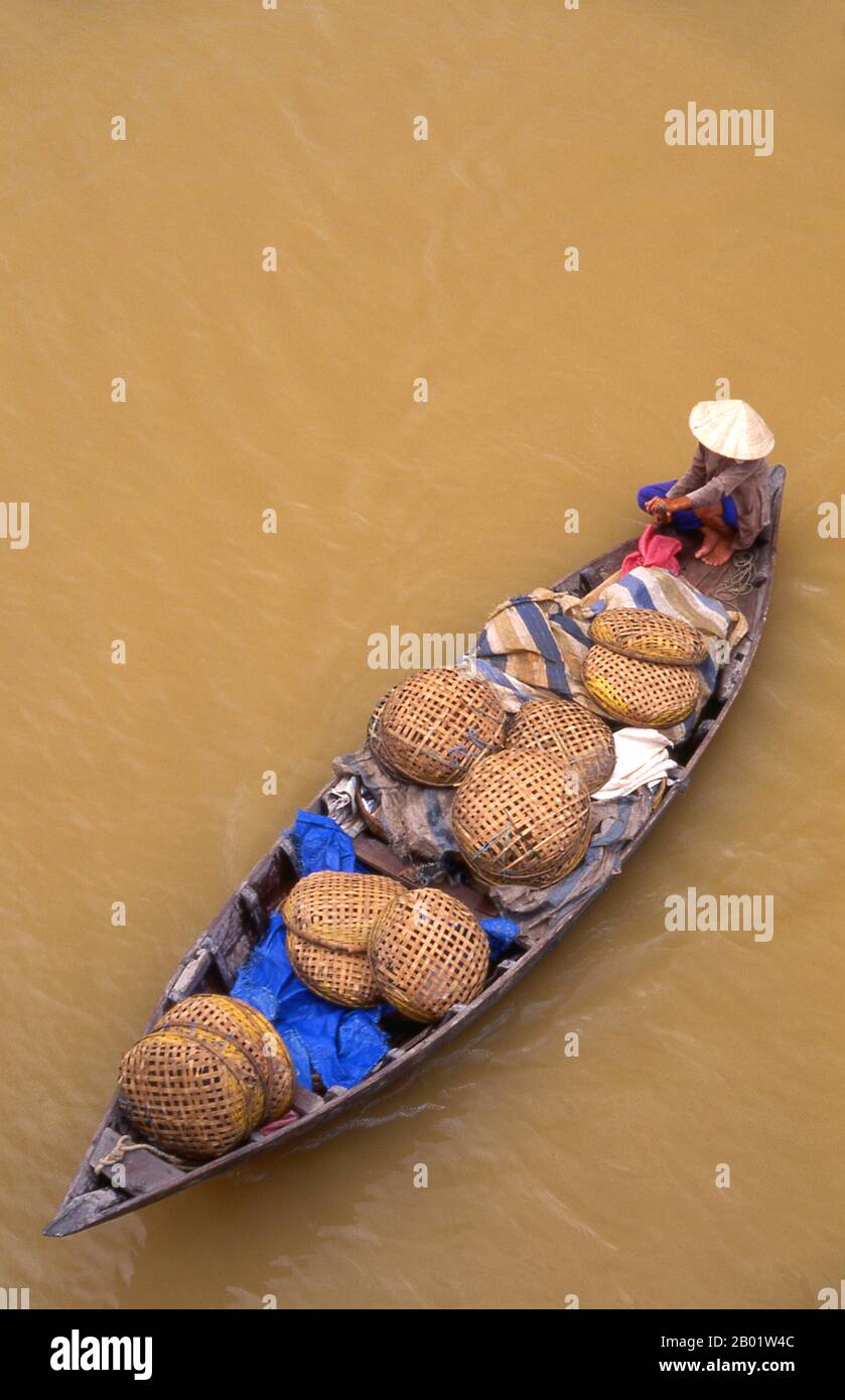 Vietnam : bateaux sur la rivière Thu bon, Hoi an. La petite ville historique de Hoi an est située sur la rivière Thu bon à 30 km (18 miles) au sud de Danang. À l'époque des seigneurs Nguyen (1558 - 1777) et même sous les premiers empereurs Nguyen, Hoi an - alors connu sous le nom de Faifo - était un port important, visité régulièrement par les navires d'Europe et de tout l'est. À la fin du XIXe siècle, l'envasement de la rivière Thu bon et le développement de Danang à proximité se sont combinés pour faire de Hoi an un remous. Cette obscurité a sauvé la ville des combats sérieux pendant les guerres d'Indochine. Banque D'Images
