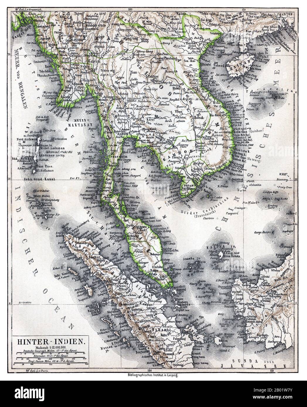 Asie du Sud-est : 'Hinter-Indien' ('plus loin l'Inde'), une carte de la Grande Indochine et de la partie occidentale de l'archipel malaisien-indonésien, Bibliographisches Institut de Leipzig, Allemagne, 1876. Carte physique montrant les frontières politiques approximatives en vert. Les états Shan et Lao sont représentés indépendamment (ou tributaires) du Siam. Chiang mai ('Tshien-mai' et Luang Prabang sont tous deux représentés situés dans les frontières d'un grand Siam, mais le territoire de Chiang mai s'étend plus au nord-ouest, dans l'État Shan de Birmanie, au-delà de la rivière Salween, qu'il ne le fait aujourd'hui. Banque D'Images