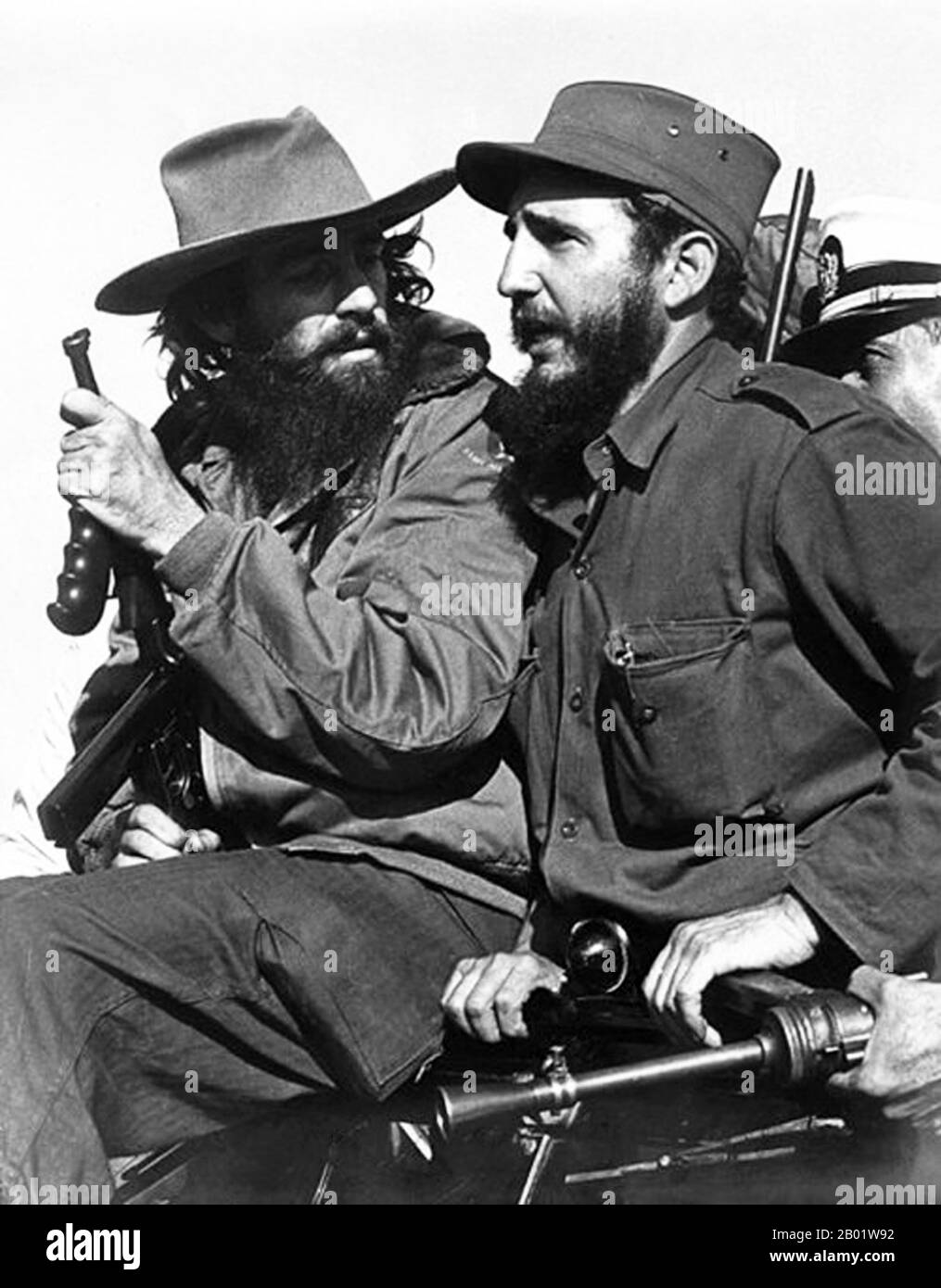Cuba : Camilo Cienfuegos (à gauche) s'entretient avec Fidel Castro (à droite), la Havane, 1959. Fidel Alejandro Castro Ruz (13 août 1926 - 25 novembre 2016) était un dirigeant politique cubain et révolutionnaire communiste. En tant que premier dirigeant de la Révolution cubaine, Castro a été premier Ministre de Cuba de février 1959 à décembre 1976, puis en tant que Président du Conseil d'État de Cuba et Président du Conseil des ministres de Cuba jusqu'à sa démission de ses fonctions en février 2008. Il a été premier secrétaire du Parti communiste de Cuba à partir de la fondation du parti en 1961. Banque D'Images