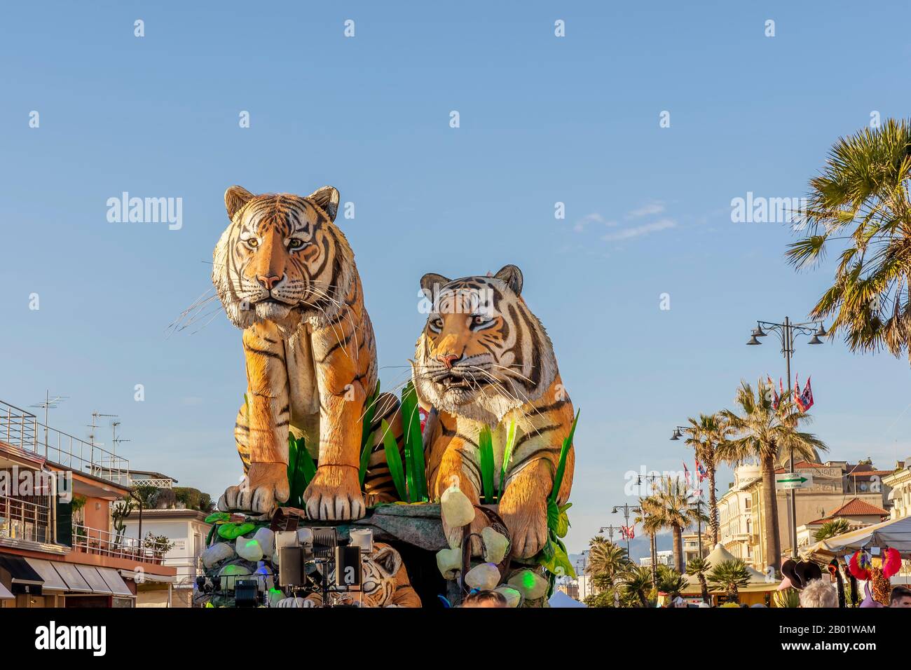 Le flotteur allégorique a appelé "Chasing a Happy ending" parades pendant le Carnaval de Viareggio, Italie Banque D'Images