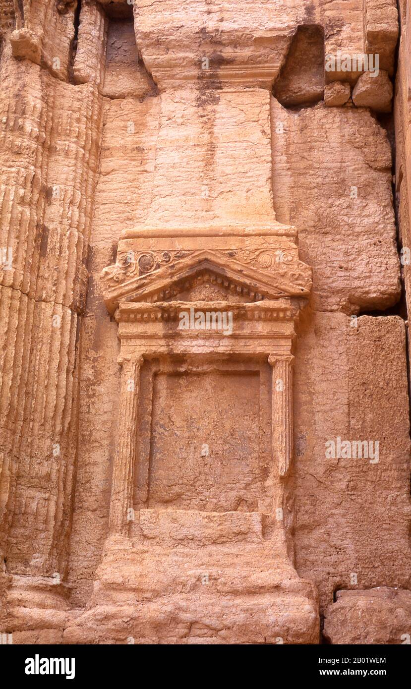 Syrie : le Temple de Bel, Palmyre. Le Temple de Bel, consacré au Dieu sémitique Bel, adoré à Palmyre comme Malakbel, a formé le centre de la vie religieuse à Palmyre et a été consacré en 32 EC. Palmyre était une ancienne ville en Syrie. C’était une ville importante du centre de la Syrie, située dans une oasis à 215 km au nord-est de Damas et à 180 km au sud-ouest de l’Euphrate à Deir ez-Zor. Elle avait longtemps été une ville caravane vitale pour les voyageurs traversant le désert syrien et était connue comme la mariée du désert. La plus ancienne référence documentée à la ville par son nom sémitique Tadmor, Tadmur ou Tudmur. Banque D'Images