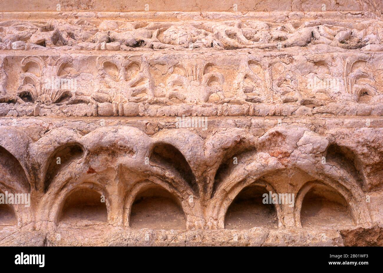 Syrie : détail du mur au temple de Bel, Palmyre. Le Temple de Bel, consacré au Dieu sémitique Bel, adoré à Palmyre comme Malakbel, a formé le centre de la vie religieuse à Palmyre et a été consacré en 32 EC. Palmyre était une ancienne ville en Syrie. C’était une ville importante du centre de la Syrie, située dans une oasis à 215 km au nord-est de Damas et à 180 km au sud-ouest de l’Euphrate à Deir ez-Zor. Elle avait longtemps été une ville caravane vitale pour les voyageurs traversant le désert syrien et était connue comme la mariée du désert. Banque D'Images