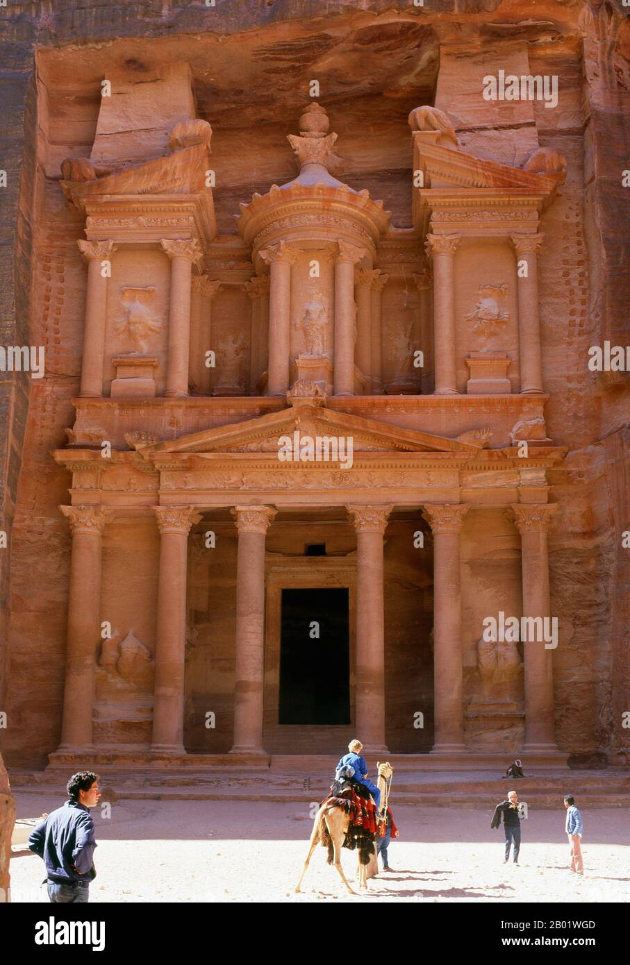Jordanie : Al Khazneh ('le Trésor'), Petra. Al Khazneh est l'un des bâtiments les plus élaborés de l'ancienne ville jordanienne de Pétra. Comme pour la plupart des autres bâtiments de cette ancienne ville, y compris le monastère (arabe : ad Deir), cette structure a également été taillée dans une paroi rocheuse en grès. Il a une architecture d'influence grecque classique. Pétra a été établie pour la première fois comme une ville par les Arabes nabatéens au IVe siècle av. J.-C., et doit sa naissance et sa prospérité au fait qu'elle était le seul endroit avec une eau claire et abondante entre les centres commerciaux du Hijaz de la Mecque et de Médine. Banque D'Images