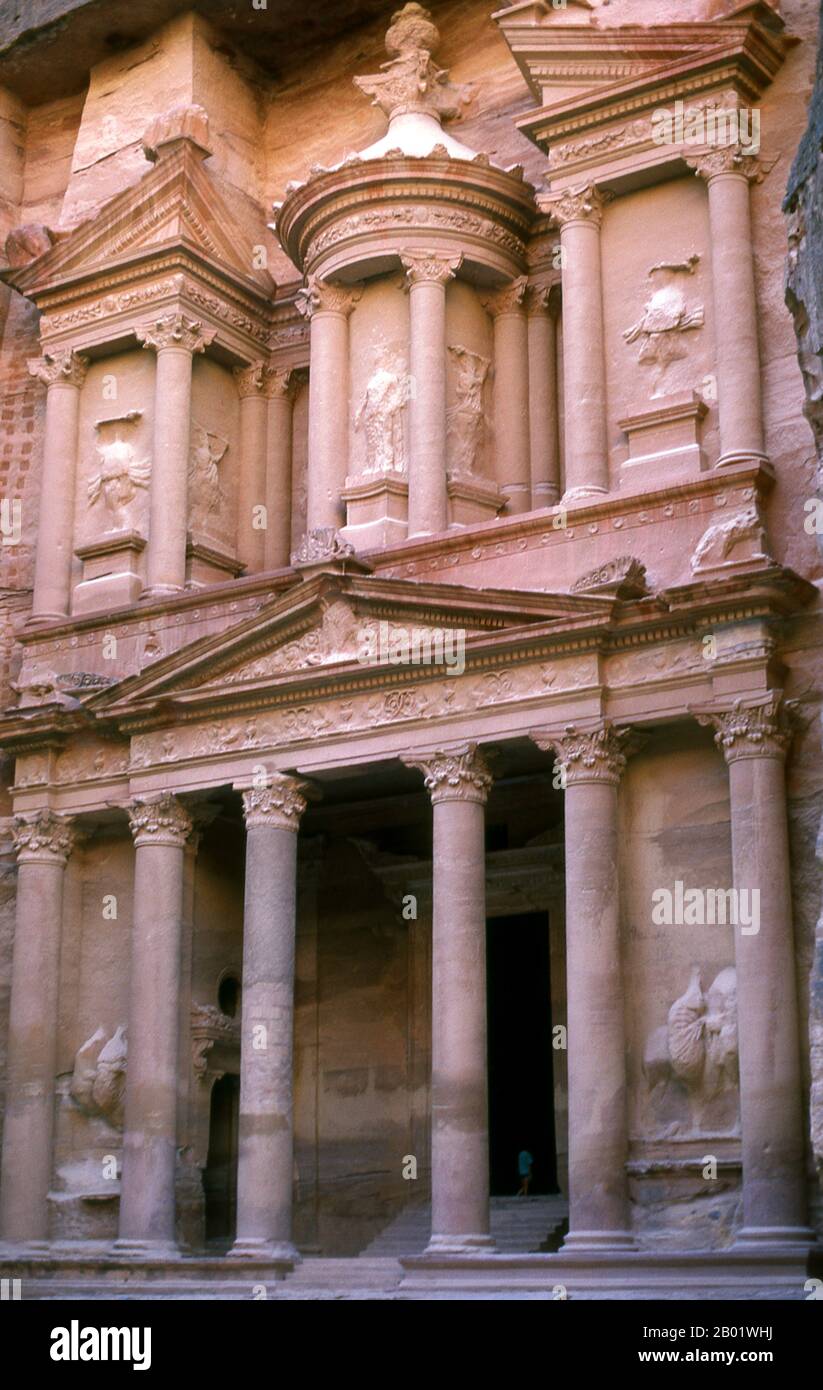 Jordanie : Al Khazneh ('le Trésor'), Petra. Al Khazneh est l'un des bâtiments les plus élaborés de l'ancienne ville jordanienne de Pétra. Comme pour la plupart des autres bâtiments de cette ancienne ville, y compris le monastère (arabe : ad Deir), cette structure a également été taillée dans une paroi rocheuse en grès. Il a une architecture d'influence grecque classique. Pétra a été établie pour la première fois comme une ville par les Arabes nabatéens au IVe siècle av. J.-C., et doit sa naissance et sa prospérité au fait qu'elle était le seul endroit avec une eau claire et abondante entre les centres commerciaux du Hijaz de la Mecque et de Médine. Banque D'Images