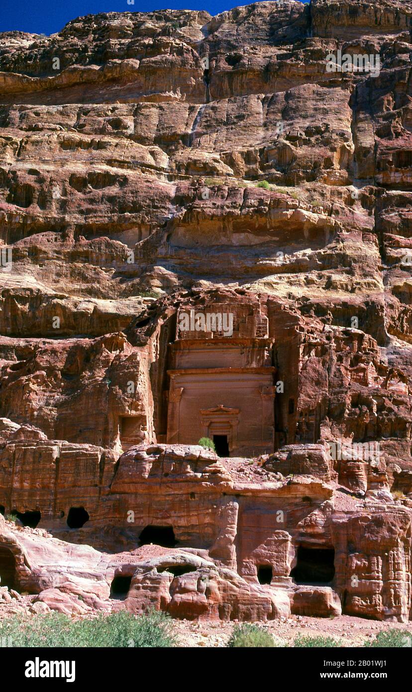 Jordanie : la rue des façades, Petra. Pétra a été établie pour la première fois comme une ville par les Arabes nabatéens au IVe siècle av. J.-C., et doit sa naissance et sa prospérité au fait qu'elle était le seul endroit avec une eau claire et abondante entre les centres commerciaux du Hijaz de la Mecque et Médine, et la Palestine. Creusée directement dans les crêtes de grès nubiennes du désert du sud de la Jordanie, il semble probable que - compte tenu de son excellente position défensive et de ses bonnes réserves d'eau - Petra a été continuellement occupée dès l'époque paléolithique. On pense qu'il est mentionné dans la Bible comme Sela. Banque D'Images