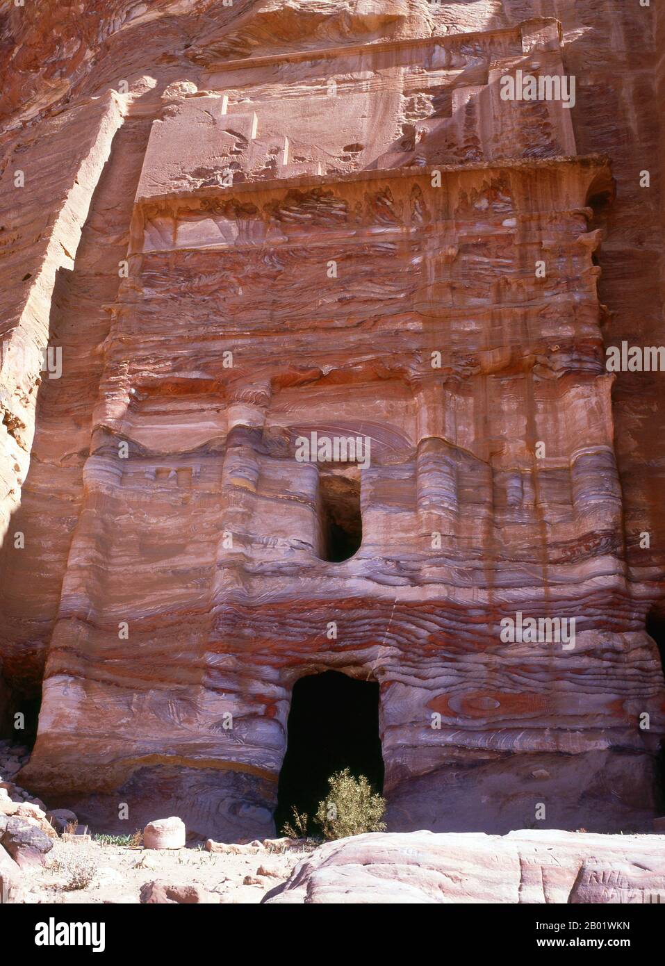 Jordan : le tombeau de soie, Petra. Pétra a été établie pour la première fois comme une ville par les Arabes nabatéens au IVe siècle av. J.-C., et doit sa naissance et sa prospérité au fait qu'elle était le seul endroit avec une eau claire et abondante entre les centres commerciaux du Hijaz de la Mecque et Médine, et la Palestine. Creusée directement dans les crêtes de grès nubiennes du désert du sud de la Jordanie, il semble probable que - compte tenu de son excellente position défensive et de ses bonnes réserves d'eau - Petra a été continuellement occupée dès l'époque paléolithique. On pense qu'il est mentionné dans la Bible comme Sela. Banque D'Images