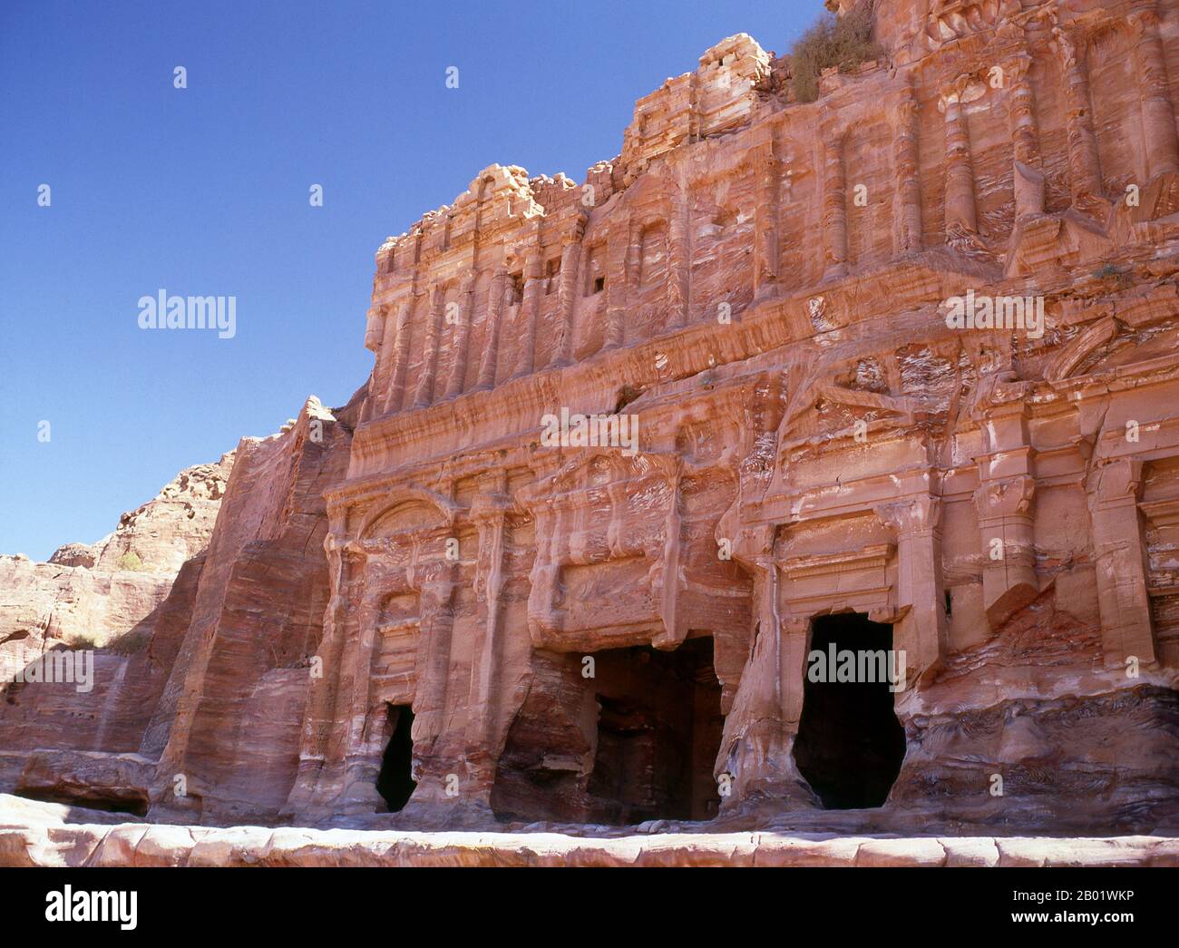 Jordanie : le tombeau du Palais, Petra. Pétra a été établie pour la première fois comme une ville par les Arabes nabatéens au IVe siècle av. J.-C., et doit sa naissance et sa prospérité au fait qu'elle était le seul endroit avec une eau claire et abondante entre les centres commerciaux du Hijaz de la Mecque et Médine, et la Palestine. Creusée directement dans les crêtes de grès nubiennes du désert du sud de la Jordanie, il semble probable que - compte tenu de son excellente position défensive et de ses bonnes réserves d'eau - Petra a été continuellement occupée dès l'époque paléolithique. On pense qu'il est mentionné dans la Bible comme Sela. Banque D'Images