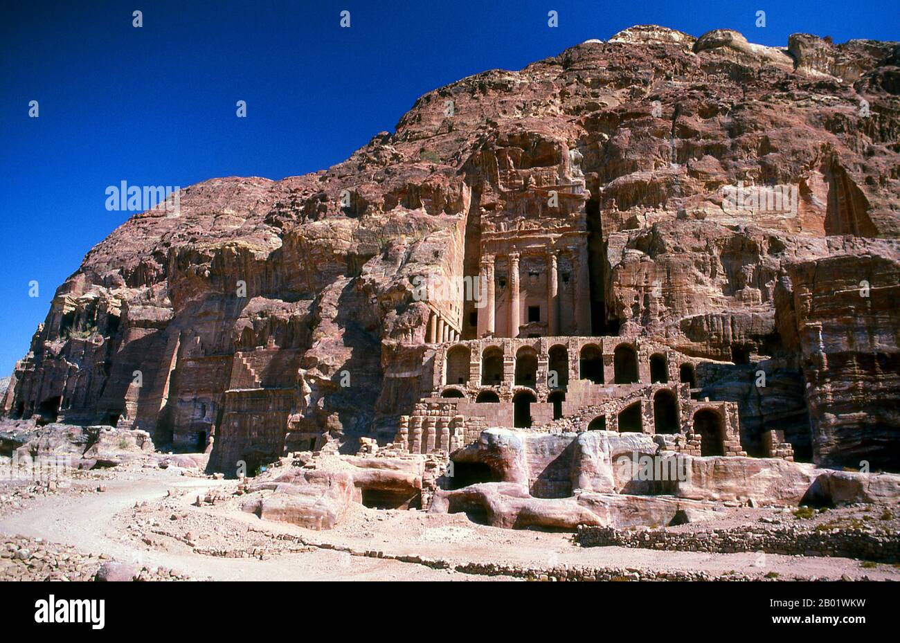 Jordanie : le tombeau de l'urne, Petra. Pétra a été établie pour la première fois comme une ville par les Arabes nabatéens au IVe siècle av. J.-C., et doit sa naissance et sa prospérité au fait qu'elle était le seul endroit avec une eau claire et abondante entre les centres commerciaux du Hijaz de la Mecque et Médine, et la Palestine. Creusée directement dans les crêtes de grès nubiennes du désert du sud de la Jordanie, il semble probable que - compte tenu de son excellente position défensive et de ses bonnes réserves d'eau - Petra a été continuellement occupée dès l'époque paléolithique. On pense qu'il est mentionné dans la Bible comme Sela. Banque D'Images