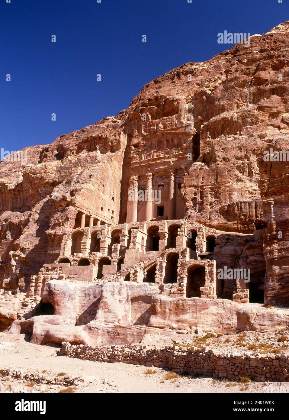 Jordanie : le tombeau de l'urne, Petra. Pétra a été établie pour la première fois comme une ville par les Arabes nabatéens au IVe siècle av. J.-C., et doit sa naissance et sa prospérité au fait qu'elle était le seul endroit avec une eau claire et abondante entre les centres commerciaux du Hijaz de la Mecque et Médine, et la Palestine. Creusée directement dans les crêtes de grès nubiennes du désert du sud de la Jordanie, il semble probable que - compte tenu de son excellente position défensive et de ses bonnes réserves d'eau - Petra a été continuellement occupée dès l'époque paléolithique. On pense qu'il est mentionné dans la Bible comme Sela. Banque D'Images