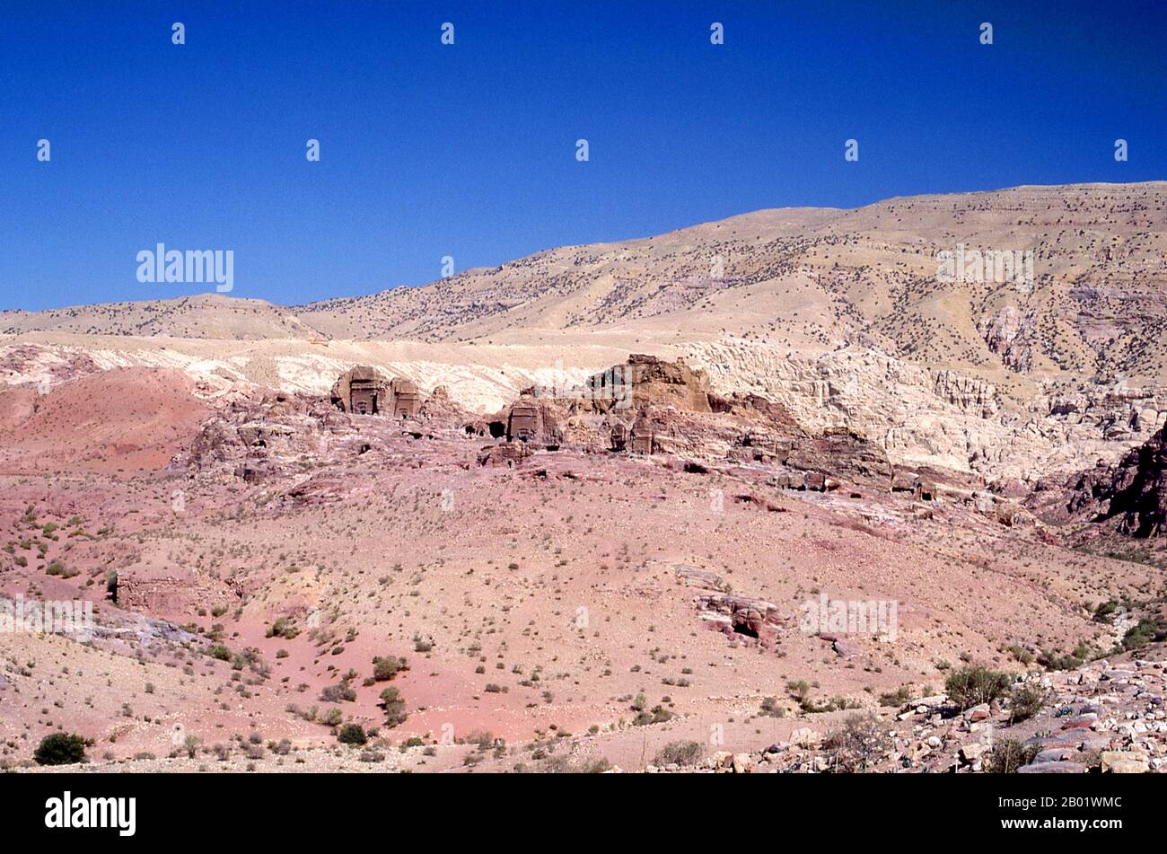 Jordanie : ruines à Petra. Pétra a été établie pour la première fois comme une ville par les Arabes nabatéens au IVe siècle av. J.-C., et doit sa naissance et sa prospérité au fait qu'elle était le seul endroit avec une eau claire et abondante entre les centres commerciaux du Hijaz de la Mecque et Médine, et la Palestine. Creusée directement dans les crêtes de grès nubiennes du désert du sud de la Jordanie, il semble probable que - compte tenu de son excellente position défensive et de ses bonnes réserves d'eau - Petra a été continuellement occupée dès l'époque paléolithique. On pense qu'il est mentionné dans la Bible comme Sela. Banque D'Images