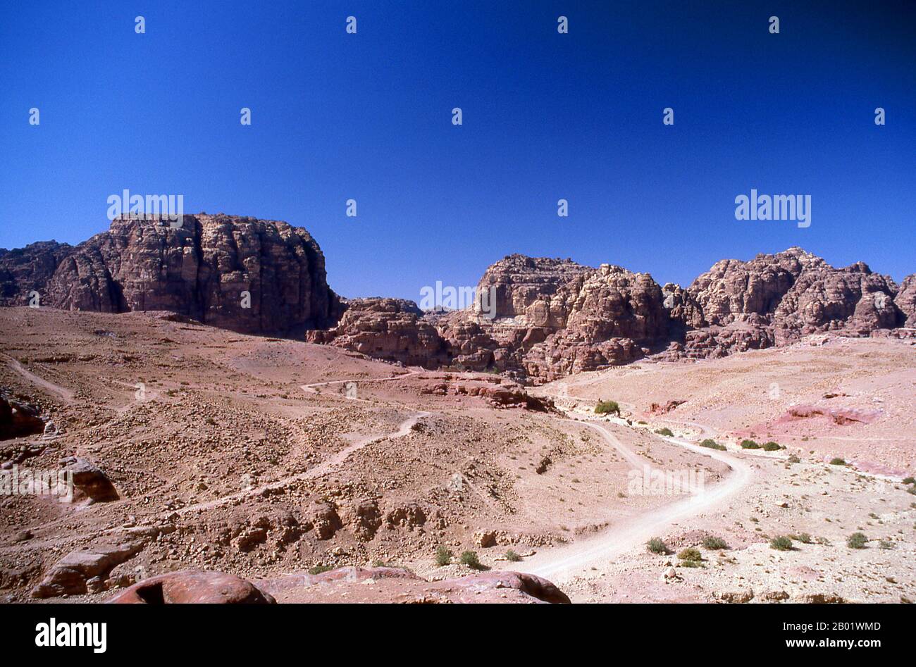 Jordanie : en regardant vers le temple de Dushares (Qasr al-Bint), Pétra. Pétra a été établie pour la première fois comme une ville par les Arabes nabatéens au IVe siècle av. J.-C., et doit sa naissance et sa prospérité au fait qu'elle était le seul endroit avec une eau claire et abondante entre les centres commerciaux du Hijaz de la Mecque et Médine, et la Palestine. Creusée directement dans les crêtes de grès nubiennes du désert du sud de la Jordanie, il semble probable que - compte tenu de son excellente position défensive et de ses bonnes réserves d'eau - Petra a été continuellement occupée dès l'époque paléolithique. Banque D'Images