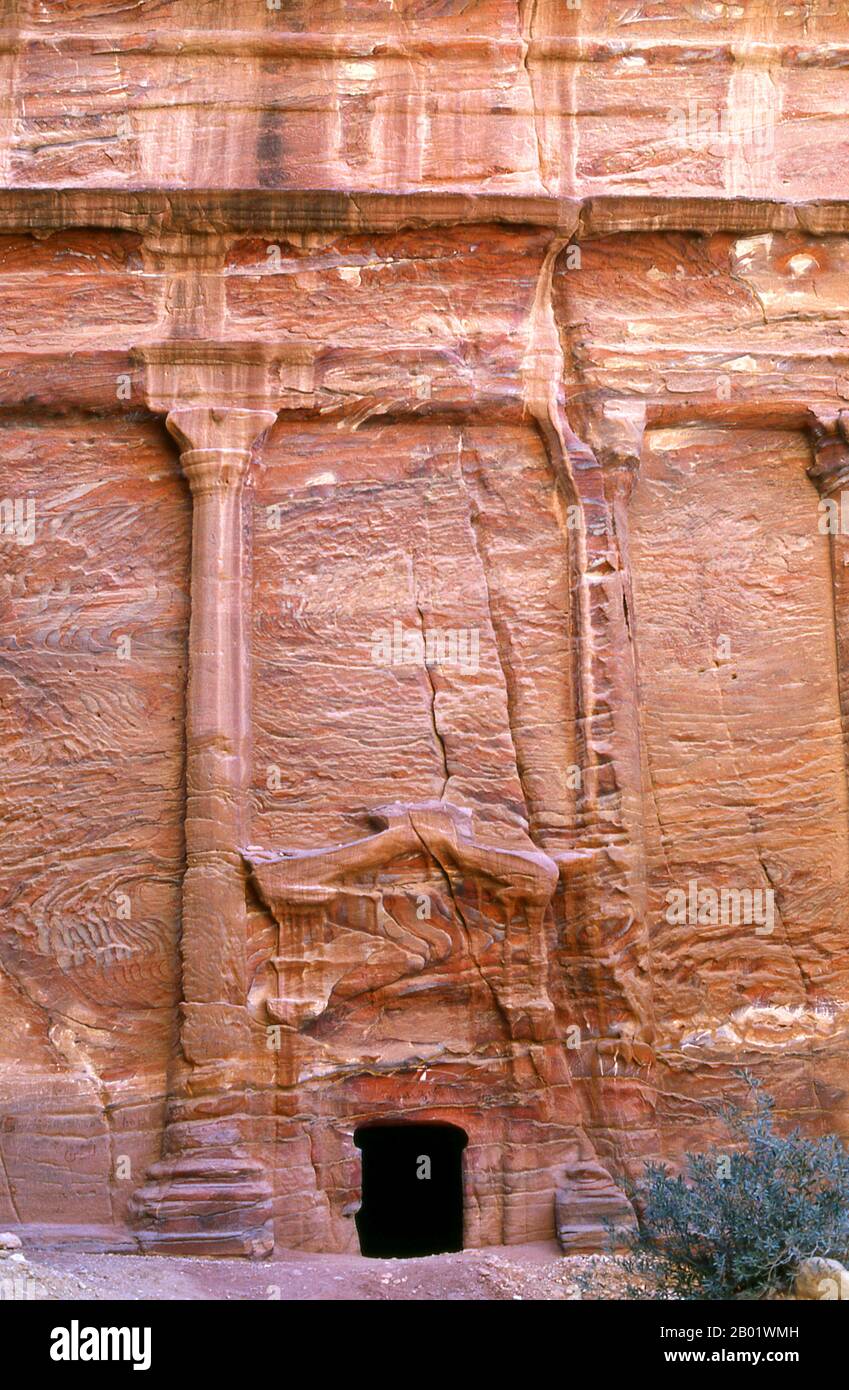 Jordanie : un tombeau nabatéen dans la rue des façades, Petra. Pétra a été établie pour la première fois comme une ville par les Arabes nabatéens au IVe siècle av. J.-C., et doit sa naissance et sa prospérité au fait qu'elle était le seul endroit avec une eau claire et abondante entre les centres commerciaux du Hijaz de la Mecque et Médine, et la Palestine. Creusée directement dans les crêtes de grès nubiennes du désert du sud de la Jordanie, il semble probable que - compte tenu de son excellente position défensive et de ses bonnes réserves d'eau - Petra a été continuellement occupée dès l'époque paléolithique. On pense qu'il est mentionné dans la Bible Banque D'Images