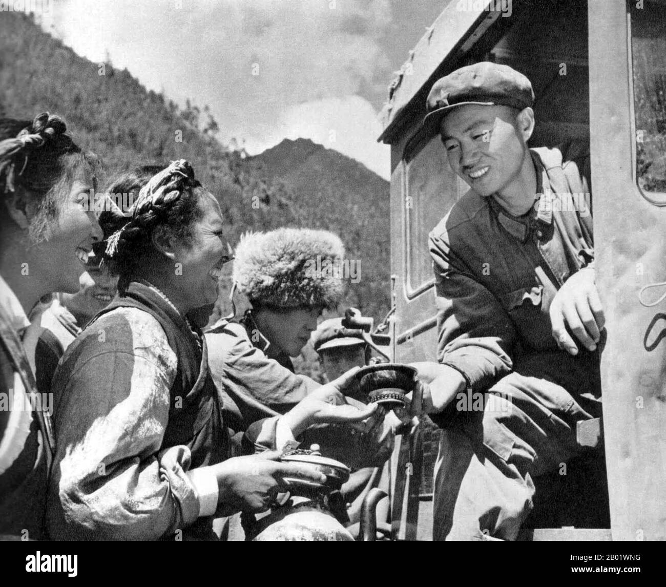 Chine/Tibet : image de propagande chinoise de tibétains heureux offrant du thé au beurre à un chauffeur de tracteur de l'Armée populaire de libération des Han (APL) à l'époque de la Grande Révolution culturelle prolétarienne (1966-1976). La route des chevaux de thé (Cha ma Dao) était un réseau de chemins de caravanes muledoles serpentant à travers les montagnes du Yunnan, du Sichuan et du Tibet dans le sud-ouest de la Chine. Elle est également parfois appelée route de la soie du Sud et ancienne route du thé et du cheval. Il y a environ mille ans, l'ancienne route du thé était un lien commercial entre le Yunnan, l'une des premières régions productrices de thé, et l'Inde via la Birmanie. Banque D'Images