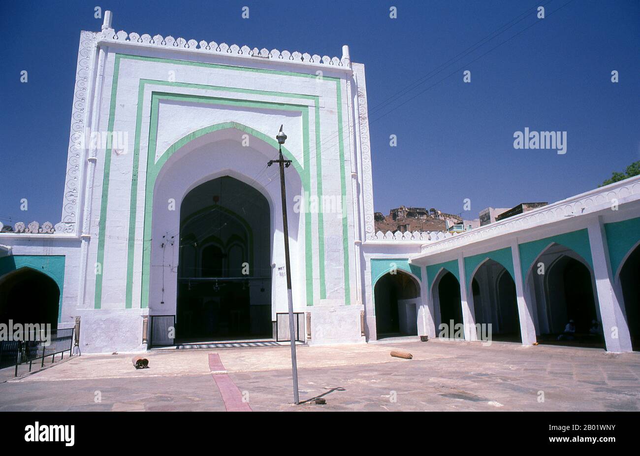 Inde : le Dargah Sharif de saint Sufi Moinuddin Chishti, Ajmer, Rajasthan. Sultan-ul-Hind, Moinuddin Chishti (1141-1230), également connu sous le nom de Gharīb Nawāz (« bienfaiteur des pauvres »), était le saint soufi le plus célèbre de l'ordre Chishti du sous-continent indien. Il a introduit et établi l'ordre en Asie du Sud. Ajmer (Sanskrit : Ajayameru) a été fondée à la fin du VIIe siècle par Dushyant Chauhan. La dynastie Chauhan régnait sur Ajmer malgré les invasions répétées de maraudeurs turcs d'Asie centrale à travers le nord de l'Inde. Banque D'Images