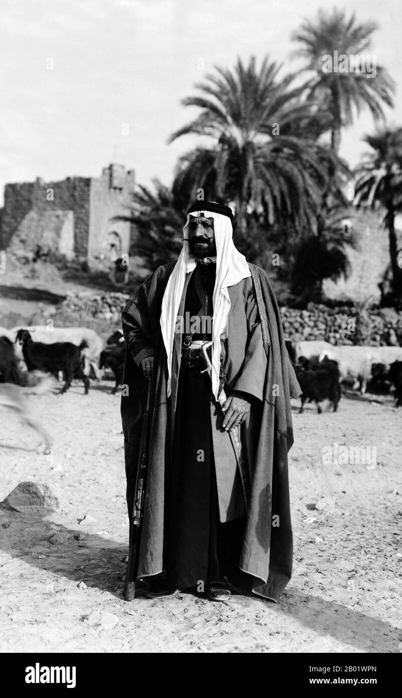 Jordanie : El-Azrak & Wadi Sirhan dans le désert arabe. Réfugiés politiques druzes de Jabal Druze (le Hauran). Un chef druze à El-Azrak, 1926. Les Druzes sont une communauté religieuse monothéiste, que l'on trouve principalement en Syrie, au Liban, en Israël et en Jordanie, qui a émergé au XIe siècle de l'ismaïlisme. Les croyances druzes incorporent plusieurs éléments des religions abrahamiques, du gnosticisme, du néoplatonisme et d'autres philosophies. Les Druzes s'appellent Ahl al-Tawhid, le « peuple du monothéisme » ou al-Muwaḥḥidūn « les unitaires ». Banque D'Images