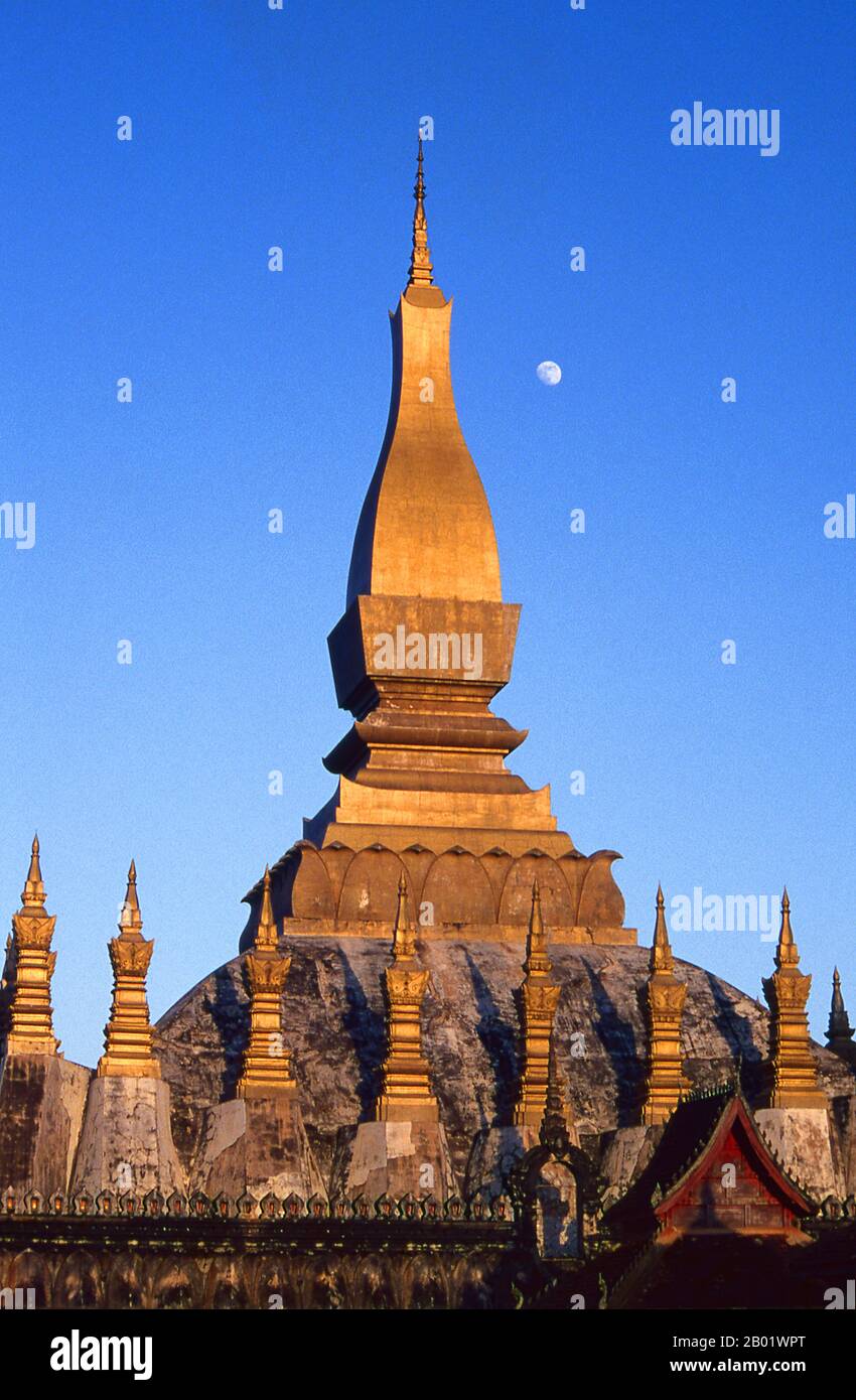 Laos : ce Luang, Vientiane. PHA That Luang, le 'Grand Stupa Sacré' de Vientiane, est l'édifice religieux le plus important du Laos. Il a également une grande signification spirituelle pour le peuple lao, ayant été considéré comme le symbole de l'indépendance et de la souveraineté lao depuis l'époque de LAN Xang, le Royaume des millions d'éléphants, au milieu du XVIe siècle. Selon la légende, Luang a été établi pour la première fois en l'an 236 de l'ère bouddhiste, correspondant à 307 av. J.-C., lorsque cinq moines lao qui avaient étudié en Inde, sont rentrés chez eux portant un sternum du Bouddha. Banque D'Images