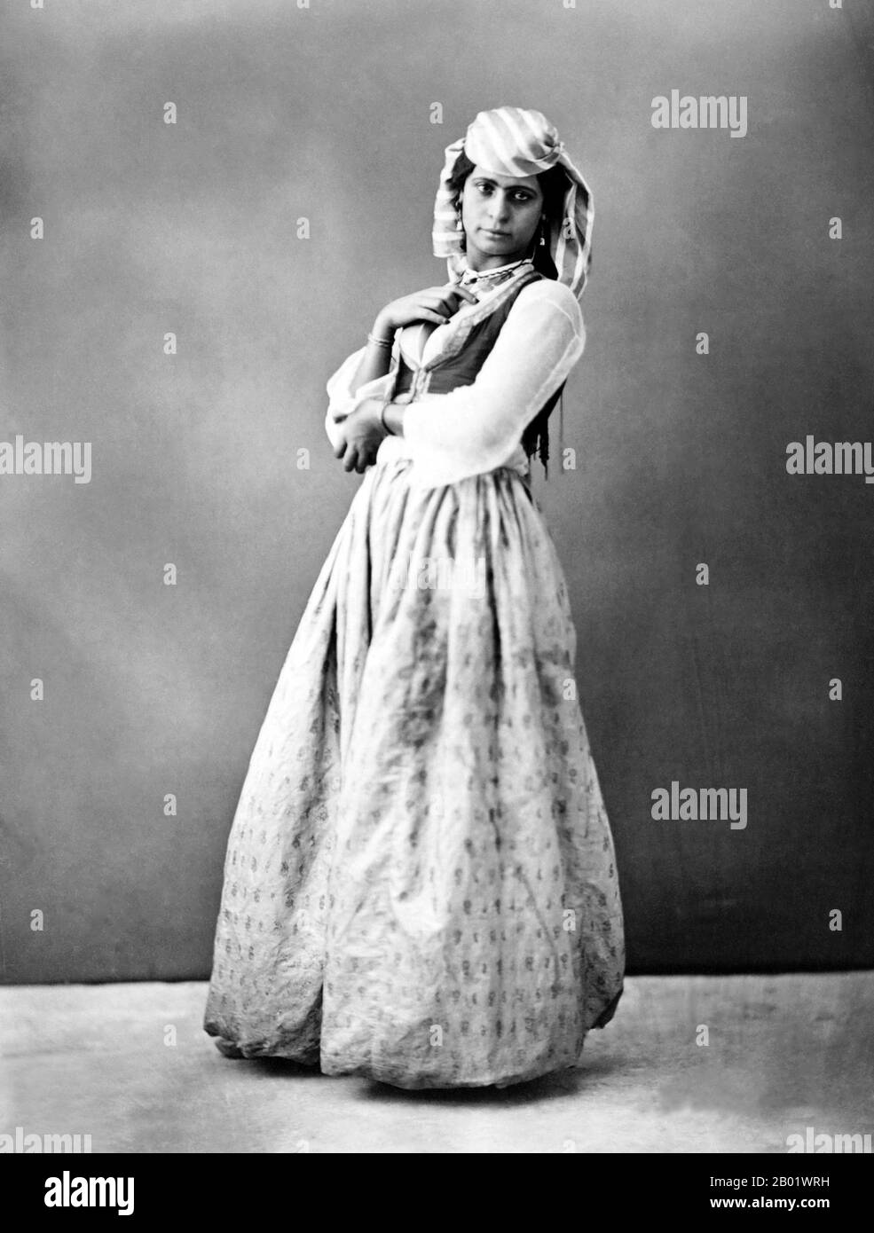 Égypte : une fille dansante ou almeh, le Caire, v. 1900. 'Almeh' ou 'Alma' est un terme appliqué en arabe égyptien aux artistes féminins ou aux danseuses, parfois aussi en deuil professionnel. Banque D'Images