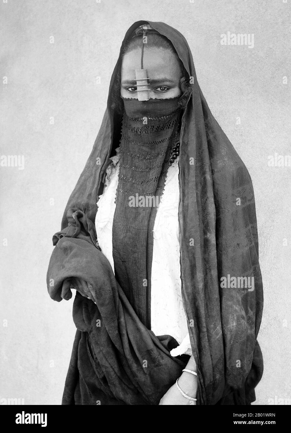 Égypte : une femme voilée autochtone, le Caire, v. 1860-1890. La culture égyptienne a six mille ans d'histoire enregistrée. L'Egypte ancienne était parmi les civilisations les plus anciennes et pendant des millénaires, l'Egypte a maintenu une culture étonnamment complexe et stable qui a influencé les cultures ultérieures de l'Europe, du moyen-Orient et d'autres pays africains. Après l'ère pharaonique, l'Égypte elle-même est tombée sous l'influence de l'hellénisme, du christianisme et de la culture islamique. Aujourd'hui, de nombreux aspects de la culture antique égyptienne existent en interaction avec des éléments plus récents, y compris l'influence de la culture occidentale moderne. Banque D'Images