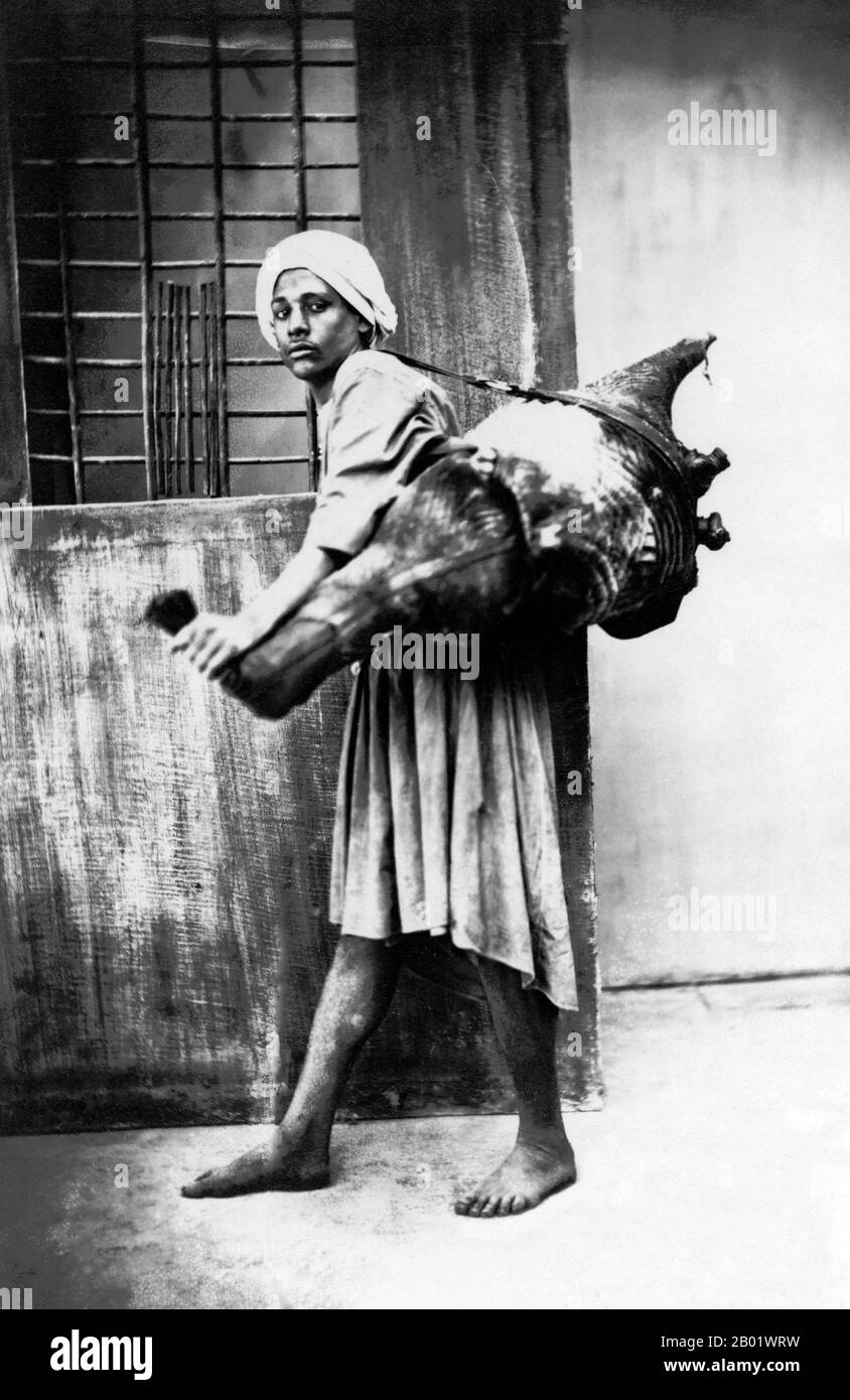 Égypte : un transporteur d'eau, le Caire, v. 1850-1880. La culture égyptienne a six mille ans d'histoire enregistrée. L'Egypte ancienne était parmi les civilisations les plus anciennes et pendant des millénaires, l'Egypte a maintenu une culture étonnamment complexe et stable qui a influencé les cultures ultérieures de l'Europe, du moyen-Orient et d'autres pays africains. Après l'ère pharaonique, l'Égypte elle-même est tombée sous l'influence de l'hellénisme, du christianisme et de la culture islamique. Aujourd'hui, de nombreux aspects de la culture antique égyptienne existent en interaction avec des éléments plus récents, y compris l'influence de la culture occidentale moderne. Banque D'Images