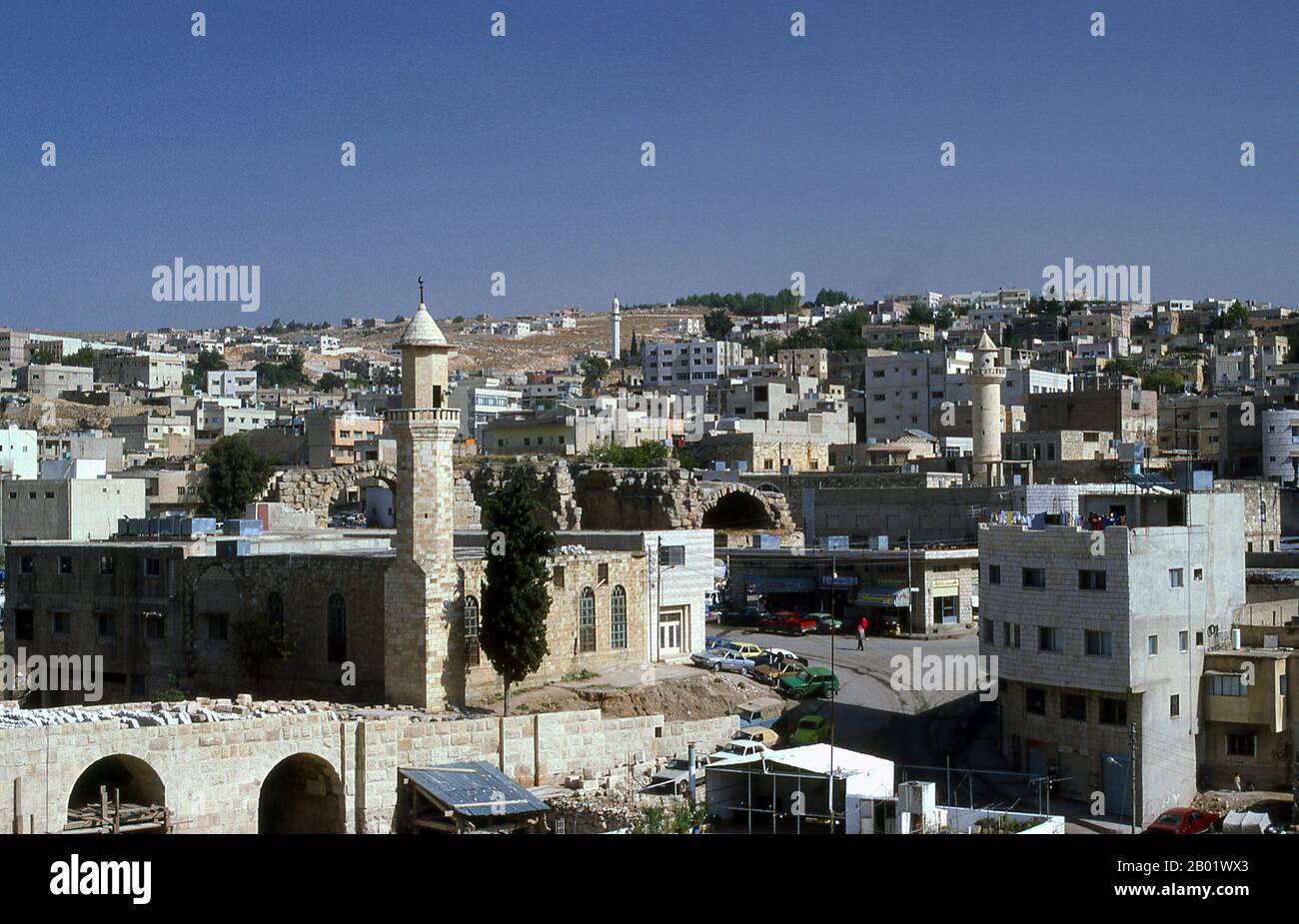 Jordanie : la ville moderne de Jerash. Jerash est le site des ruines de la ville gréco-romaine de Gerasa, également appelée Antioche sur le fleuve d'Or. Jerash est considérée comme l'une des villes romaines les plus importantes et les mieux préservées du proche-Orient. C'était une ville de la Décapole. Des fouilles récentes montrent que Jerash était déjà habité pendant l'âge du bronze (3200-1200 av. J.-C.). Après la conquête romaine en 63 av. J.-C. Jerash et les terres qui l'entourent ont été annexés par la province romaine de Syrie, et ont rejoint plus tard les villes de la Décapole. Banque D'Images